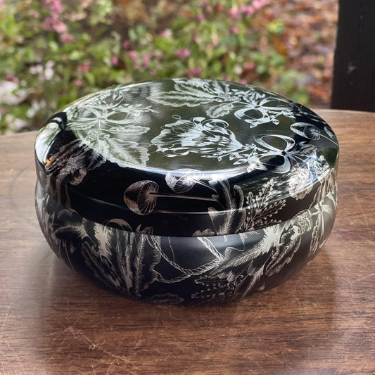 Rond zwart blik met zilveren bloemen - The Collectionist