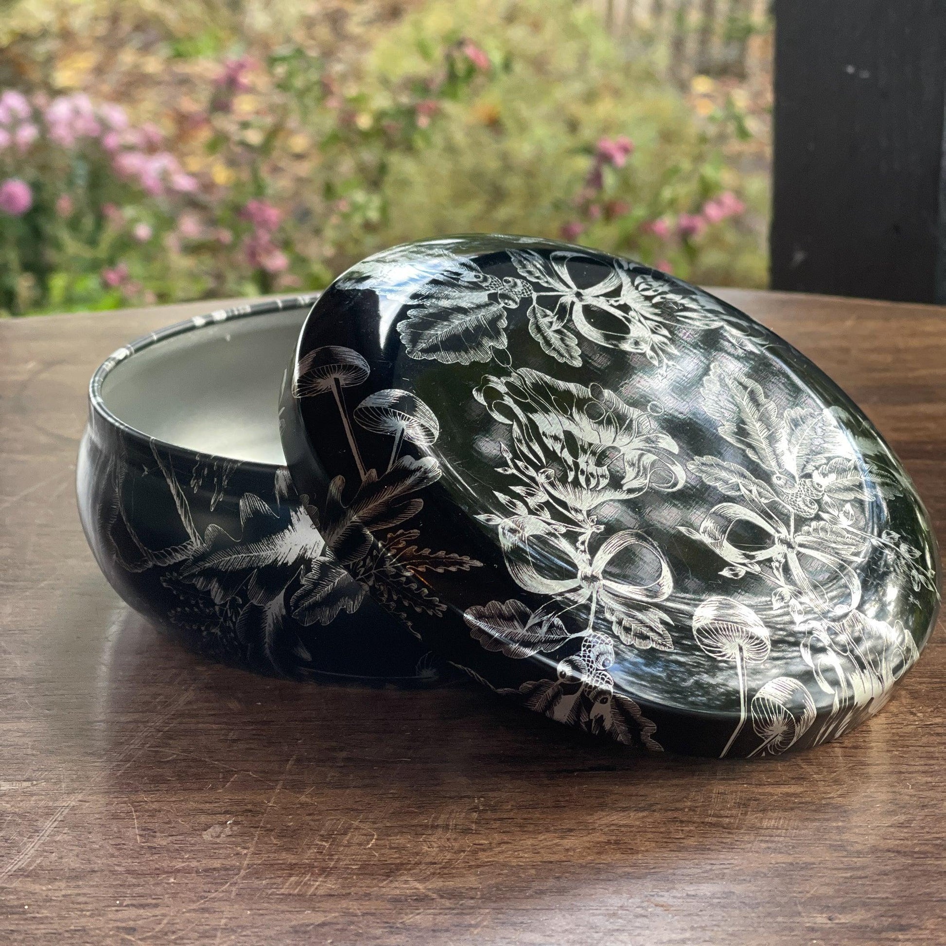 Rond zwart blik met zilveren bloemen - The Collectionist