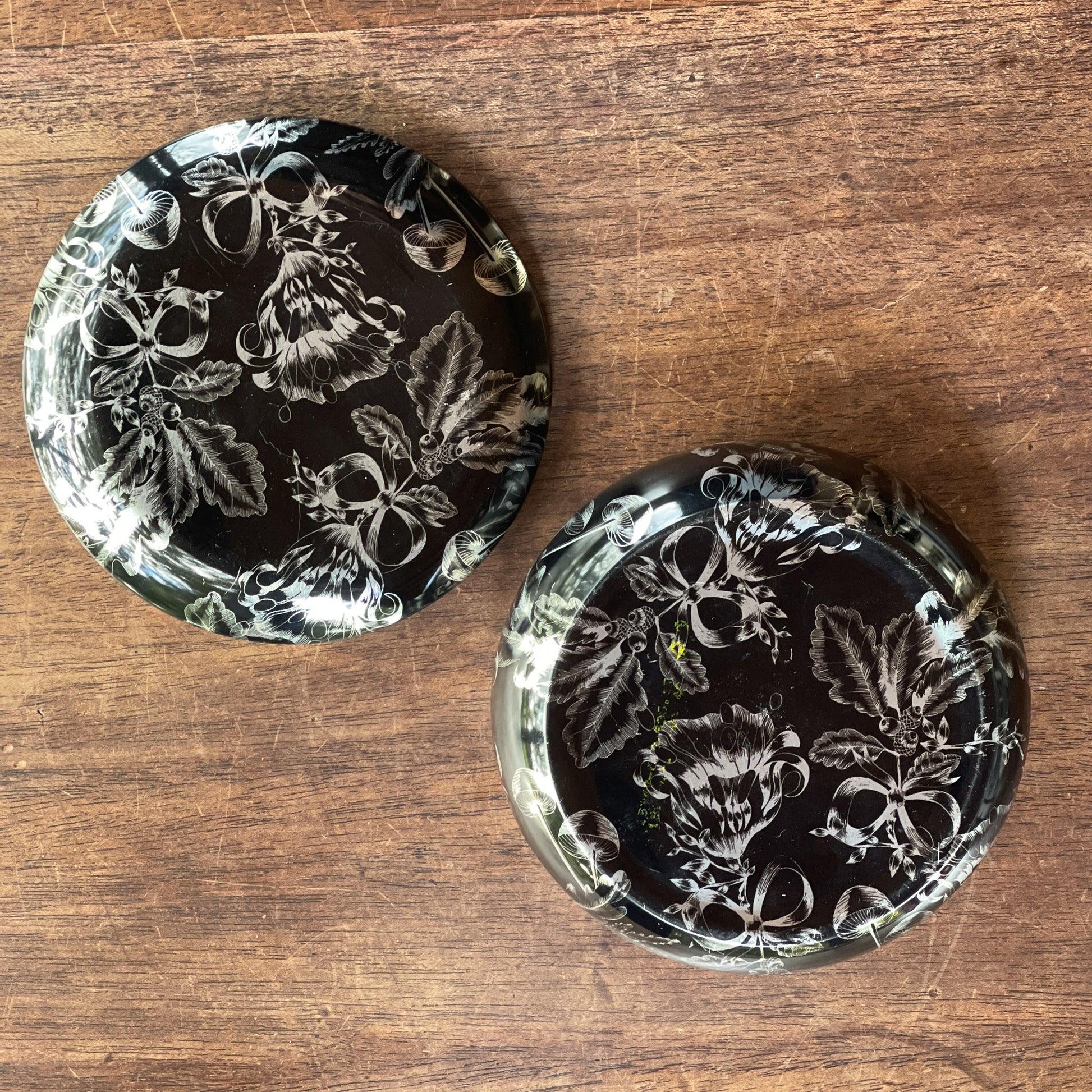 Rond zwart blik met zilveren bloemen - The Collectionist