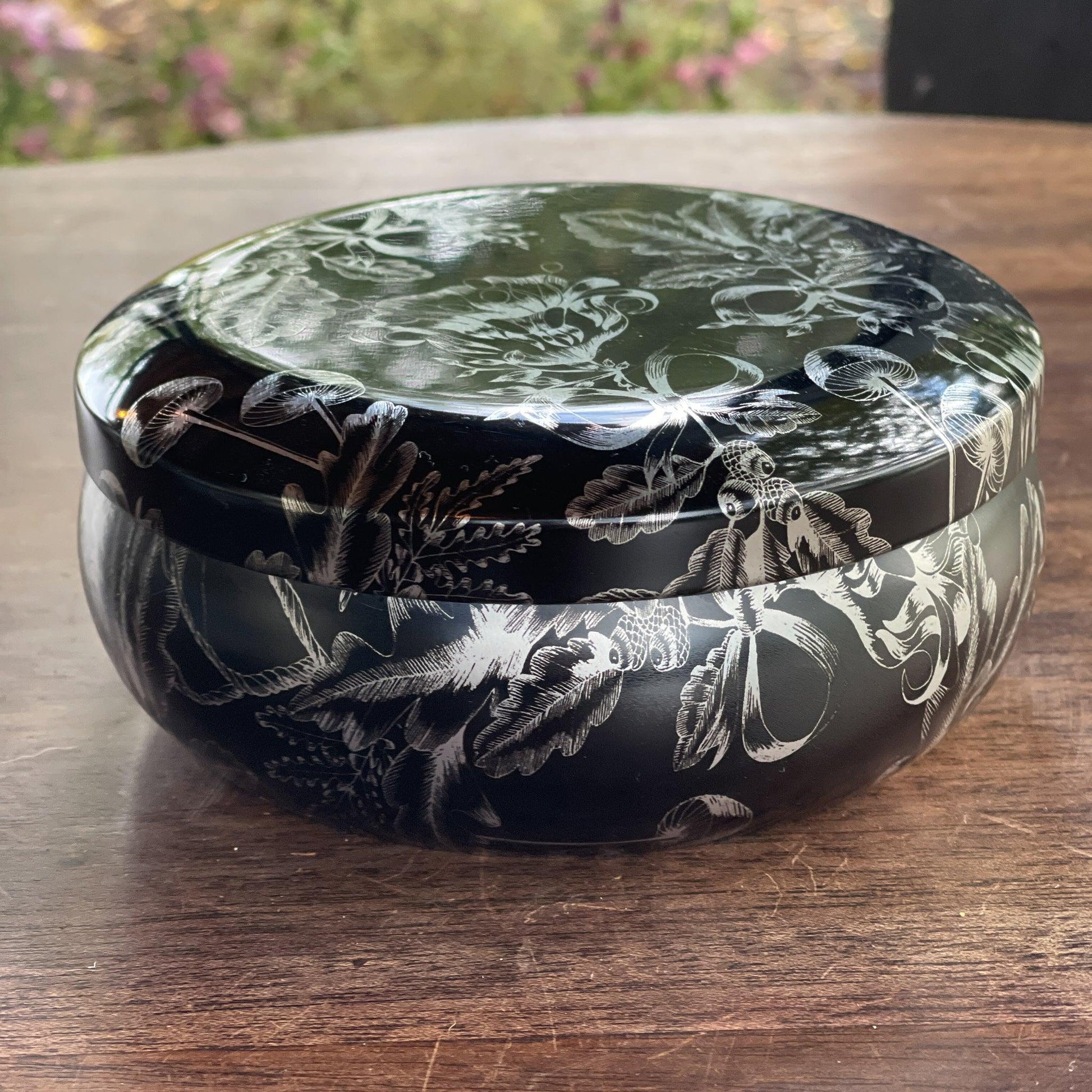 Rond zwart blik met zilveren bloemen - The Collectionist