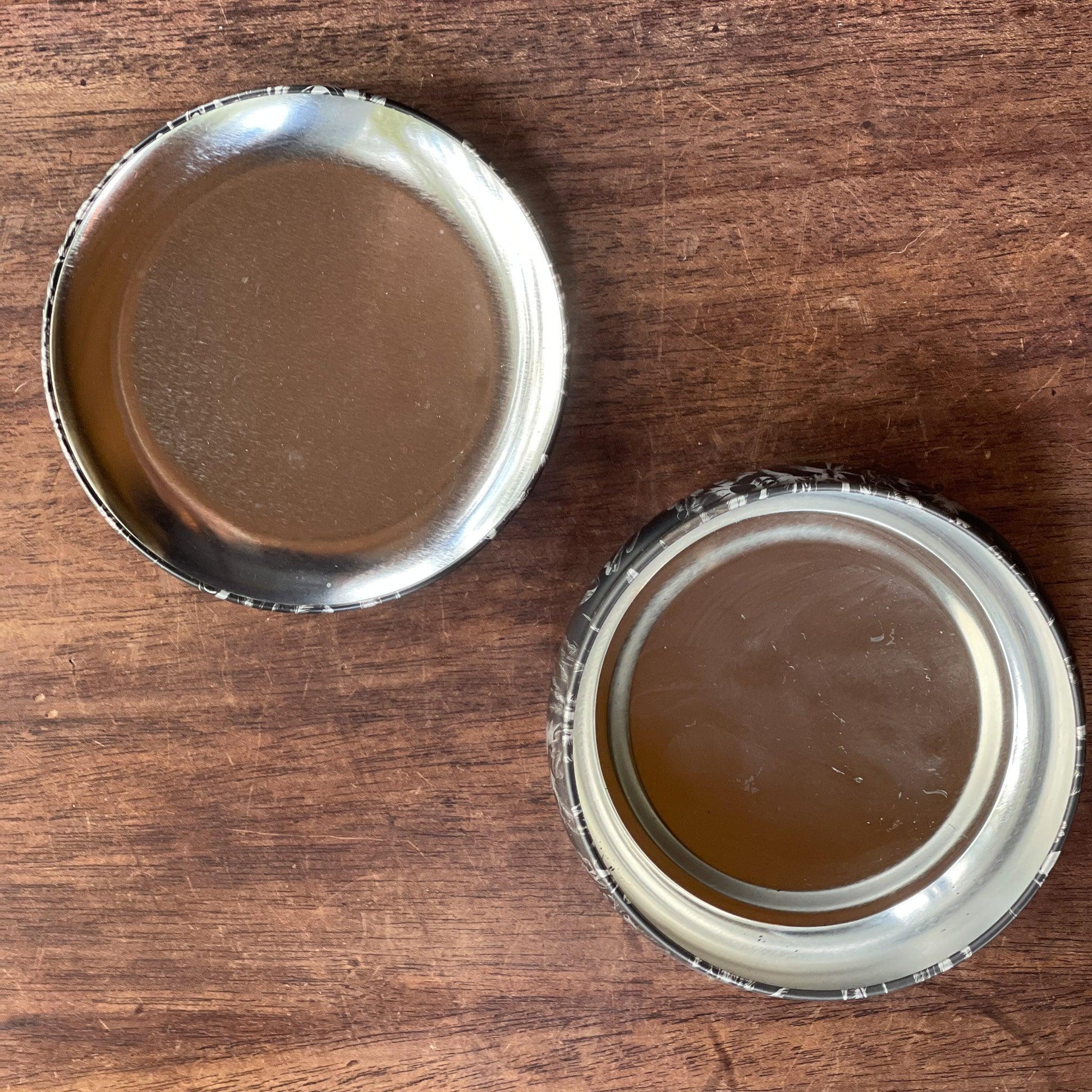 Rond zwart blik met zilveren bloemen - The Collectionist