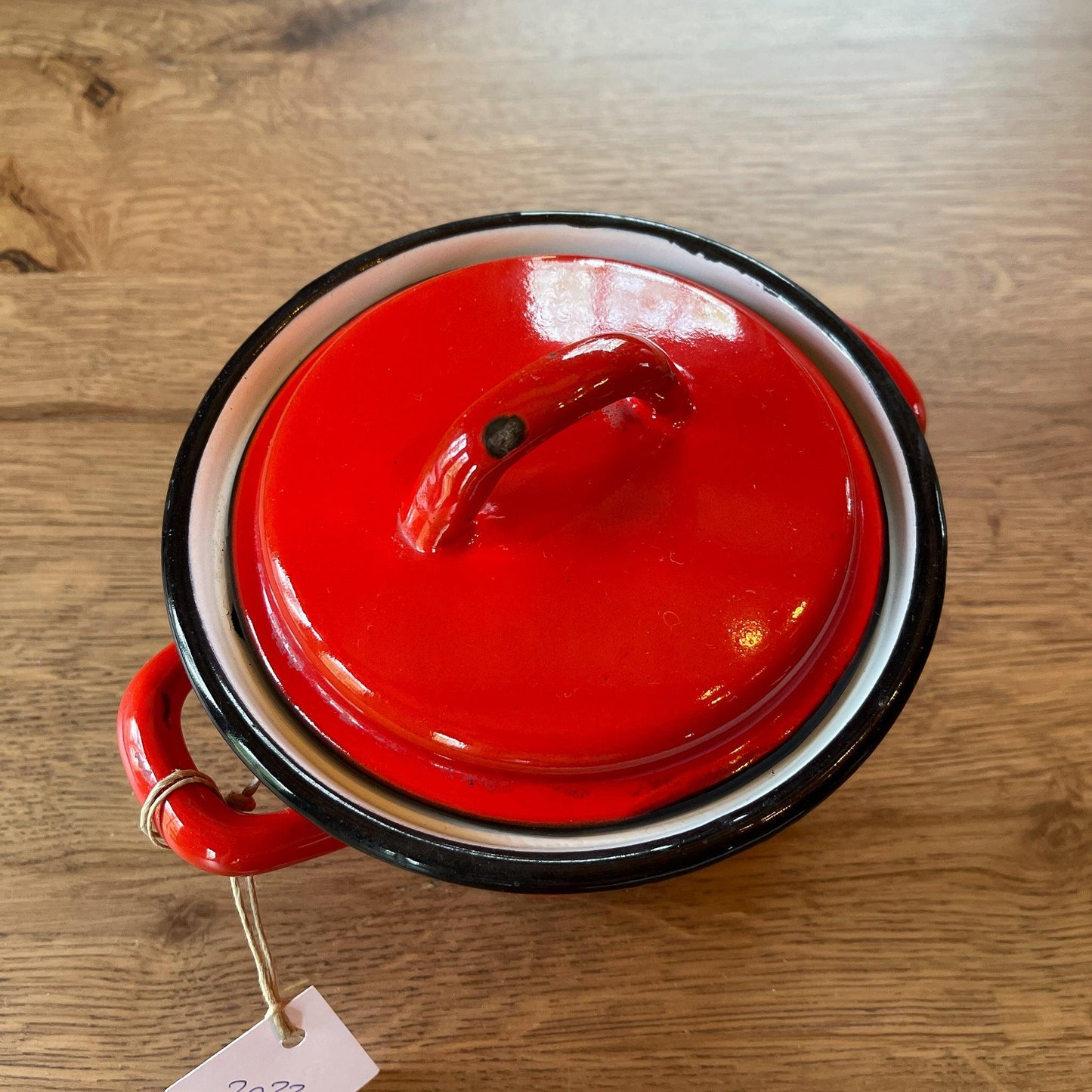 Rood emaille pannetje met deksel - Bamestra Curiosa