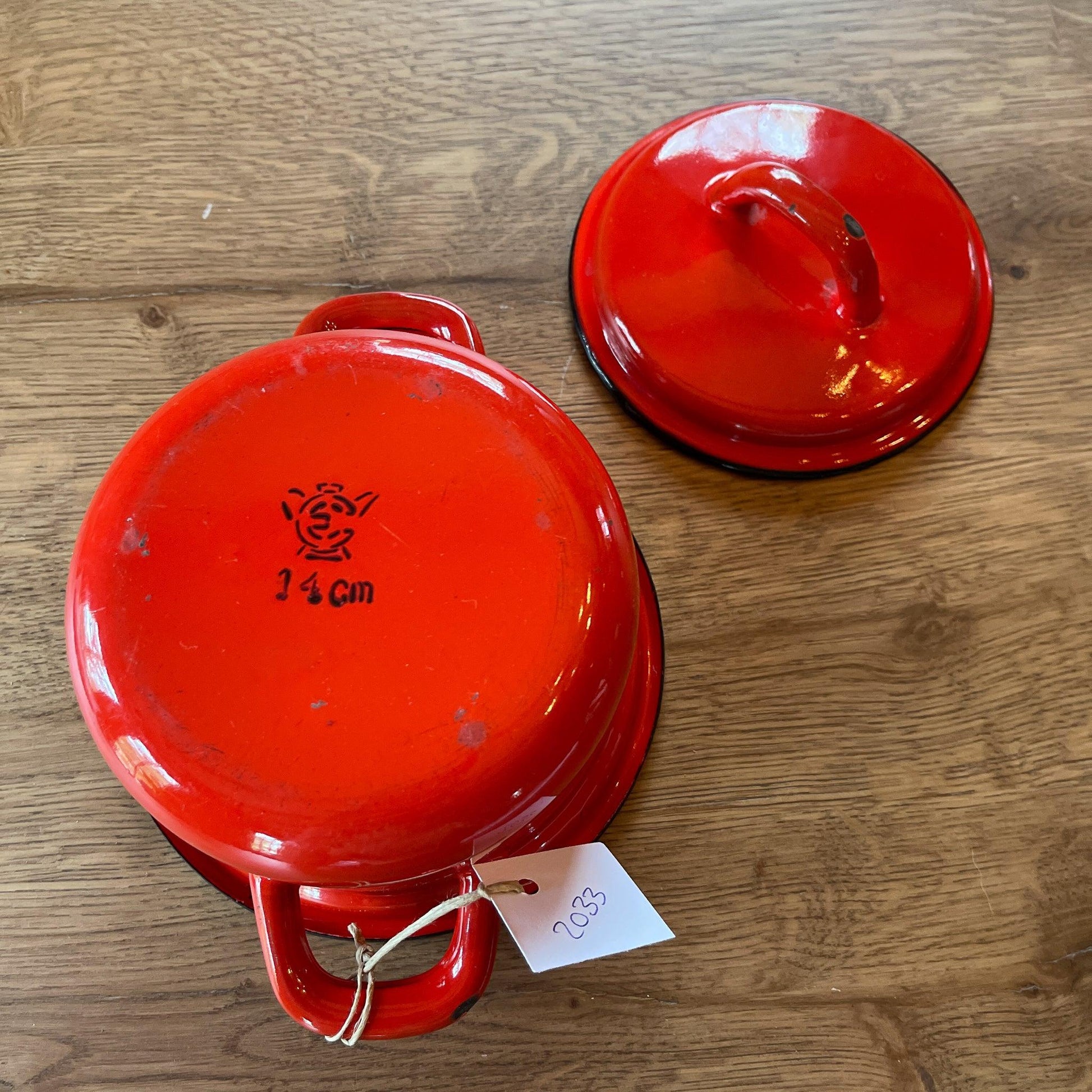 Rood emaille pannetje met deksel - Bamestra Curiosa