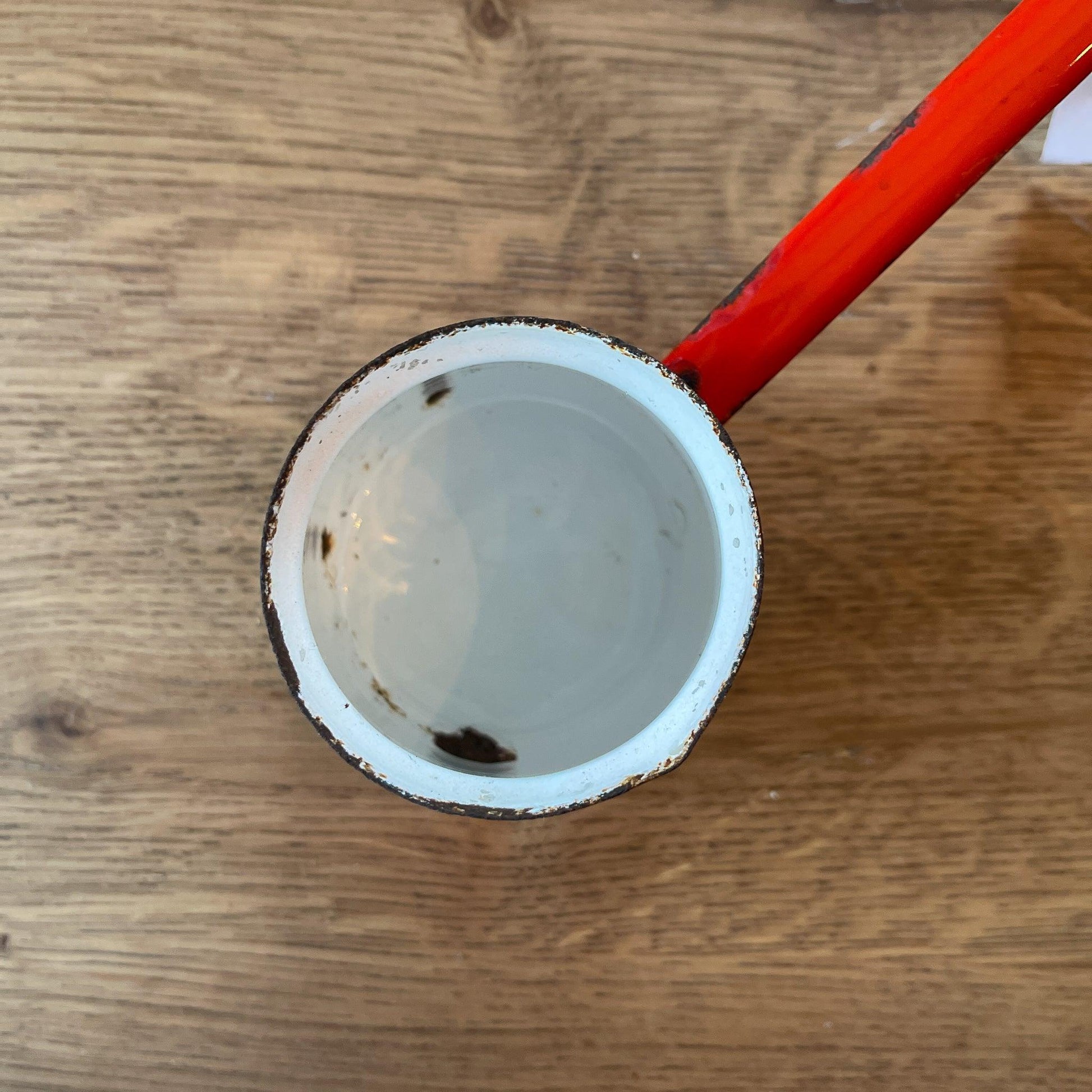 Rood emaille schenkkannetje - Bamestra Curiosa