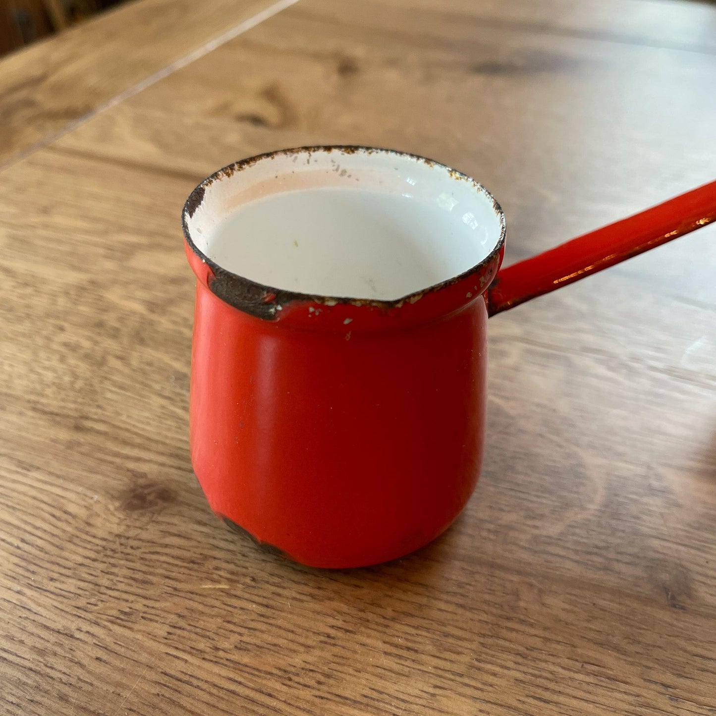 Rood emaille schenkkannetje - Bamestra Curiosa