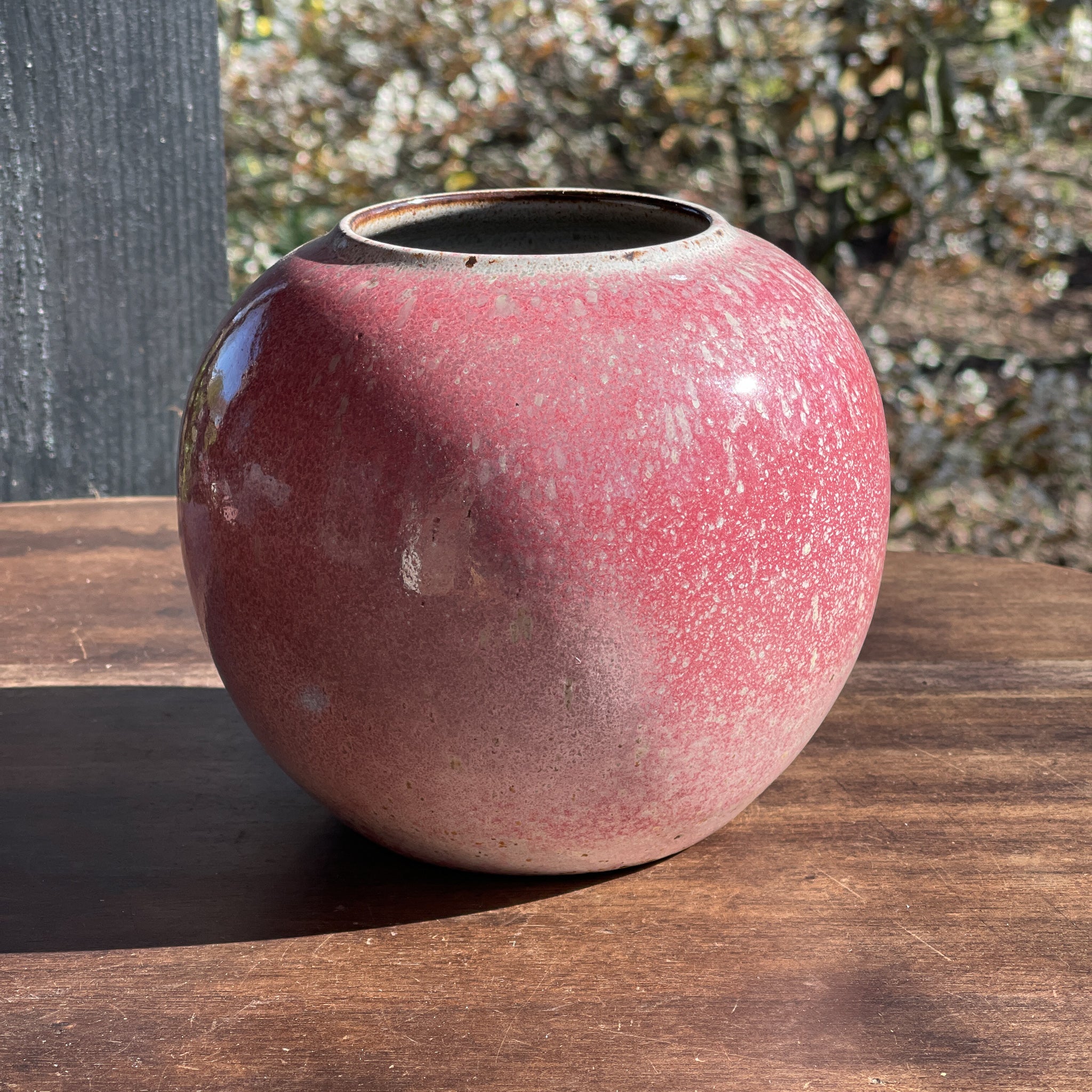 Rood en wit geglazuurde vaas van Zaalberg, Holland - The Collectionist