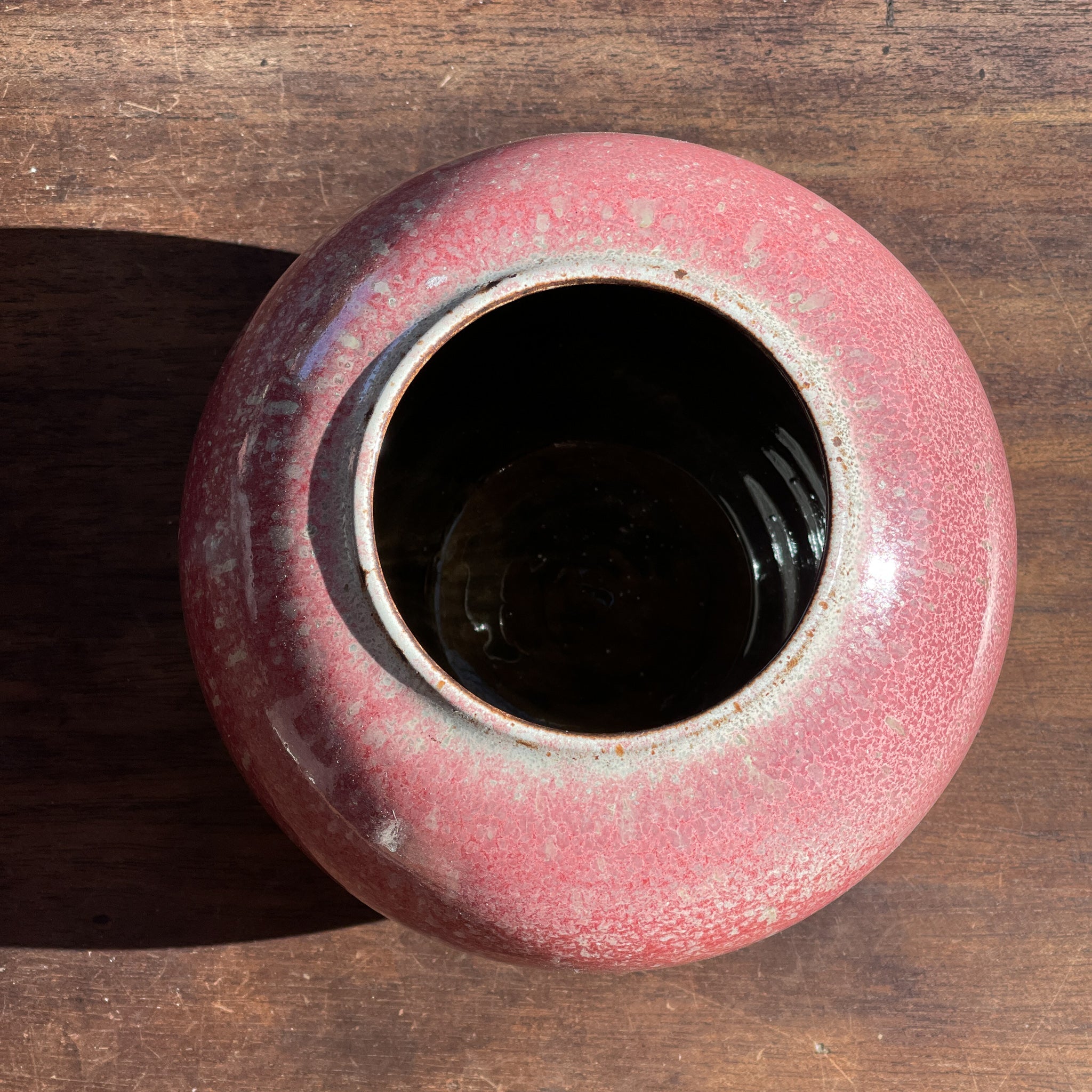 Rood en wit geglazuurde vaas van Zaalberg, Holland - The Collectionist