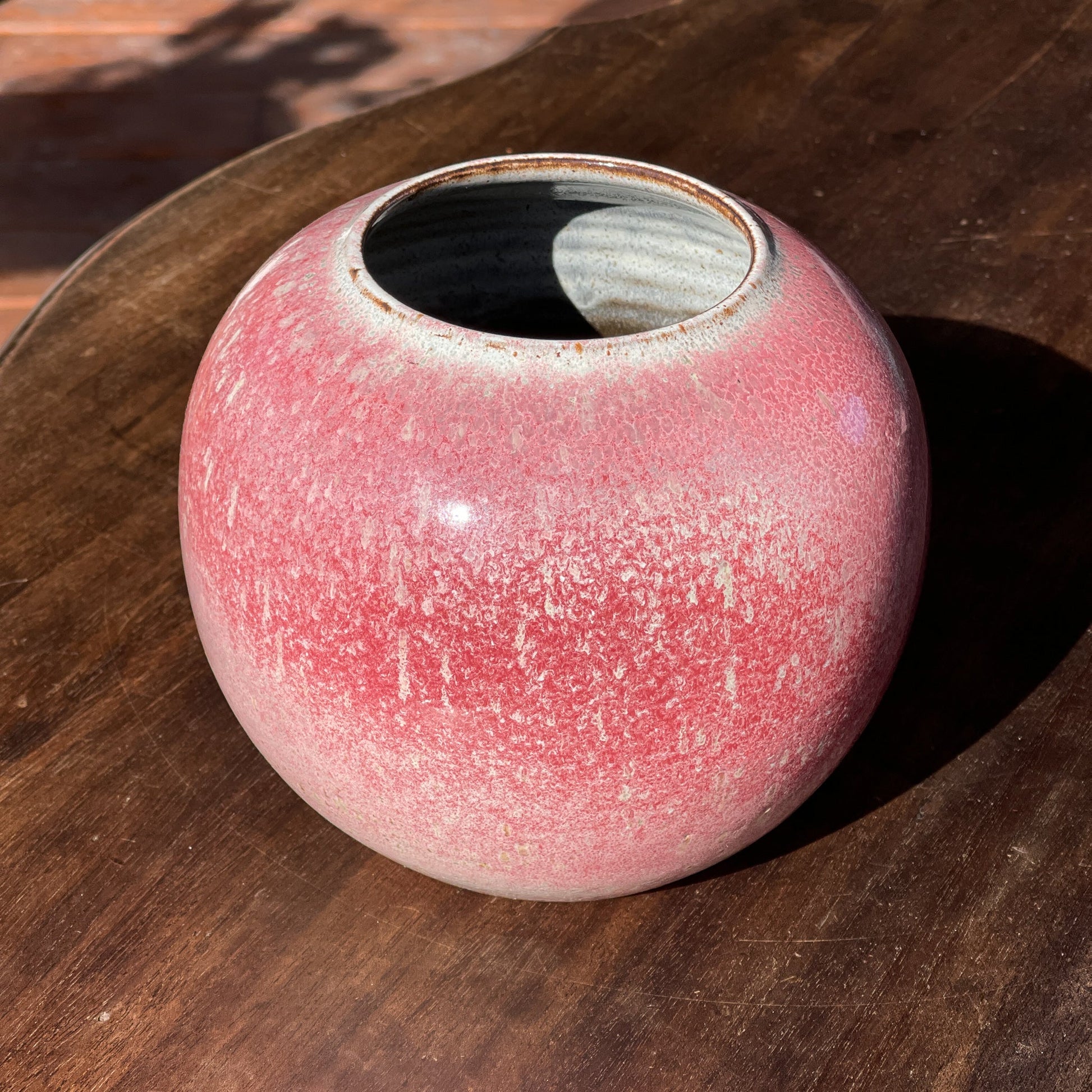 Rood en wit geglazuurde vaas van Zaalberg, Holland - The Collectionist