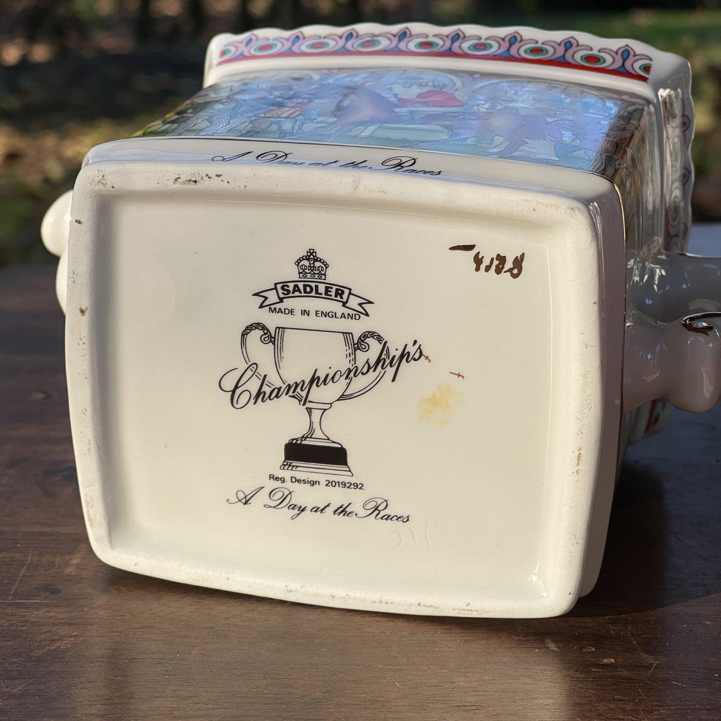 Sadler Theepot Championships A Day at the Races - Bamestra Curiosa