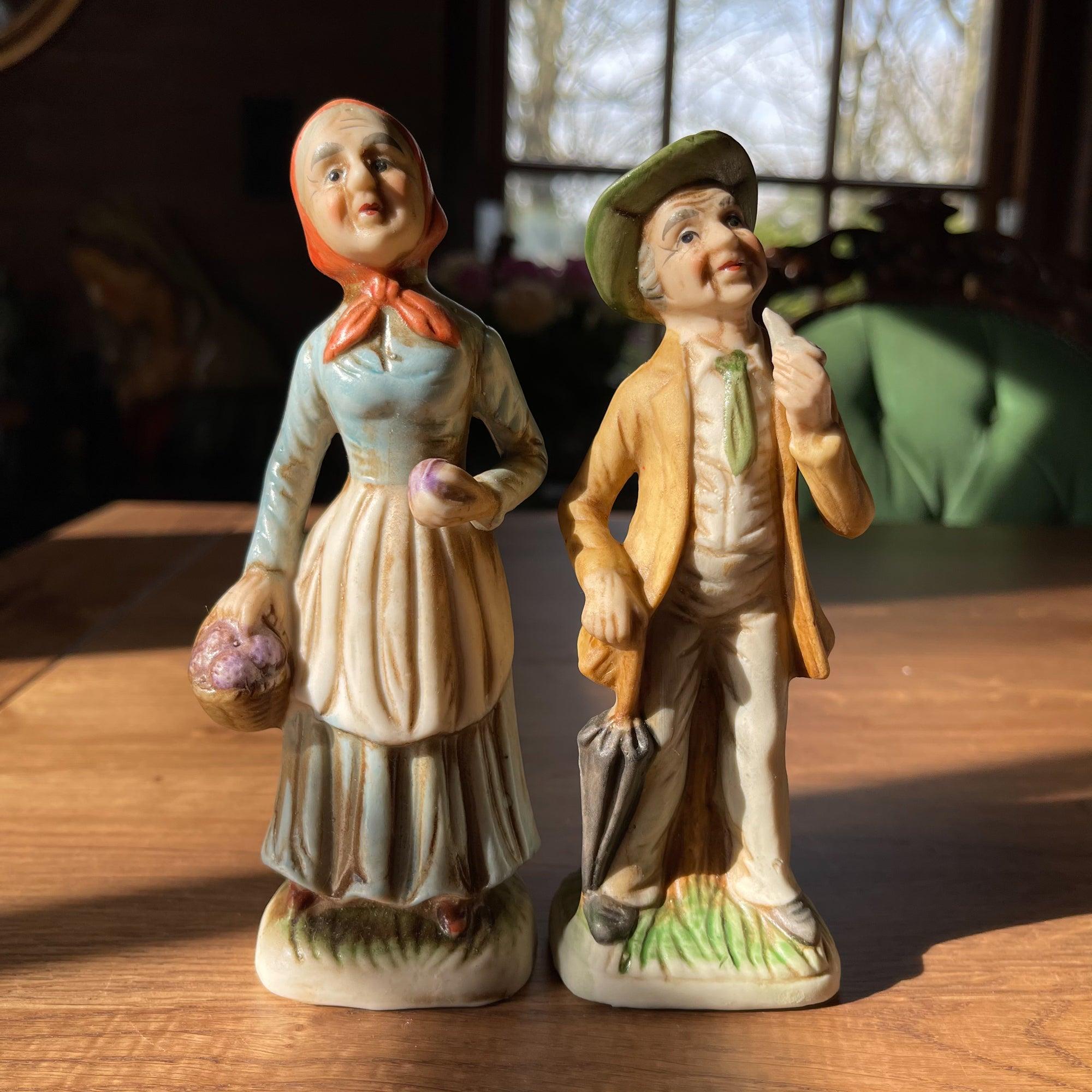 Set porseleinen beeldjes – Man en vrouw met mand en paraplu - The Collectionist