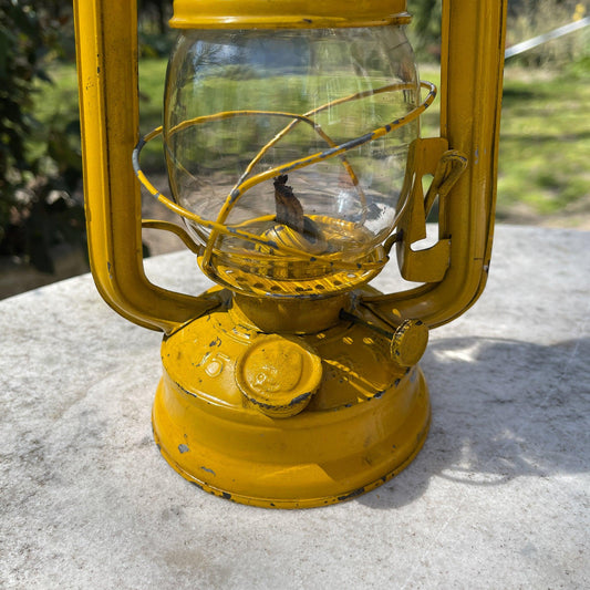 Stormlantaarn Petroleum lamp Swallow Brand 235 - Bamestra Curiosa
