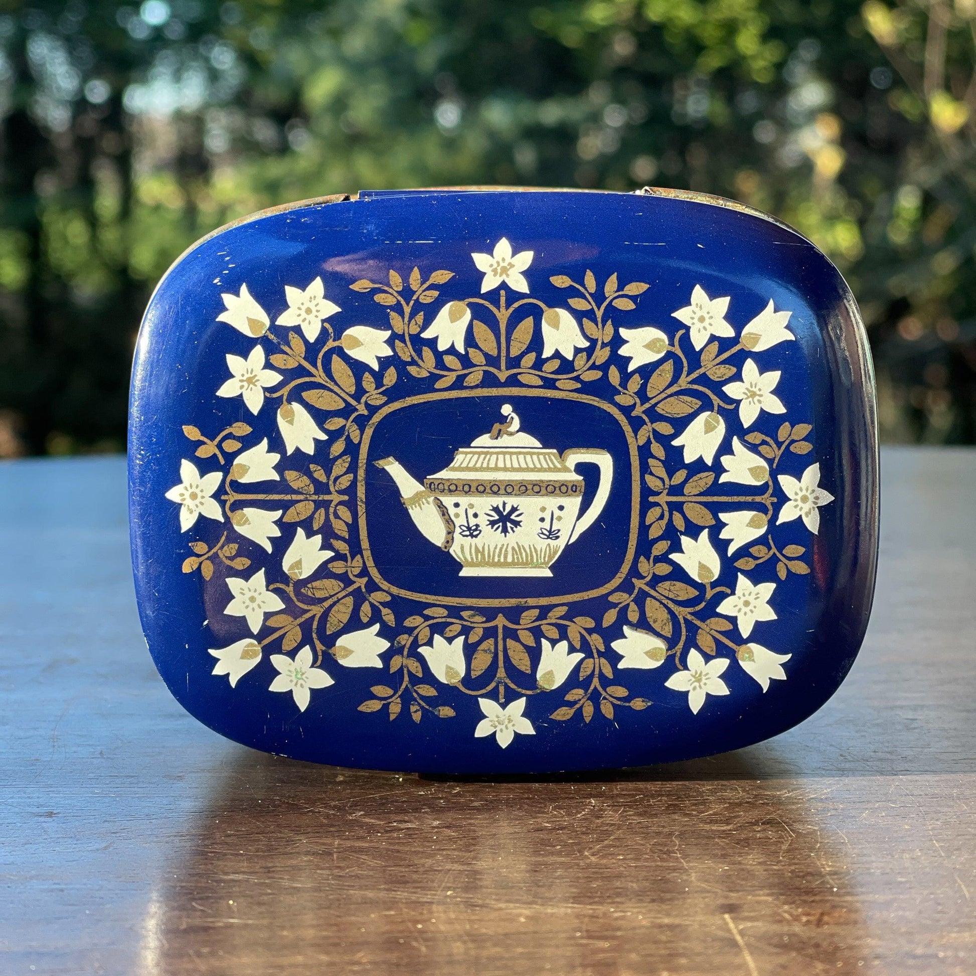 Theeblikje - Bamestra Curiosa