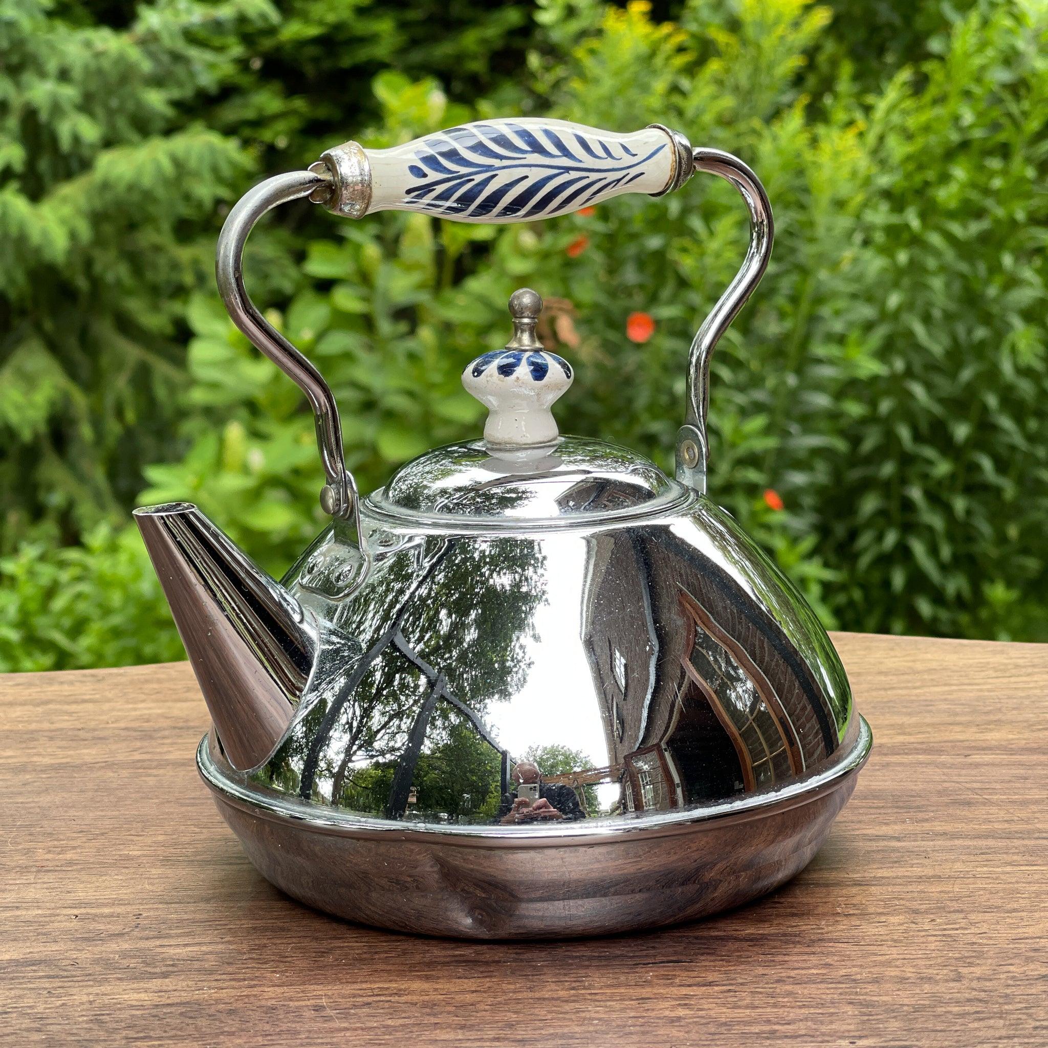 Theeketel met delfts blauw handvat - The Collectionist