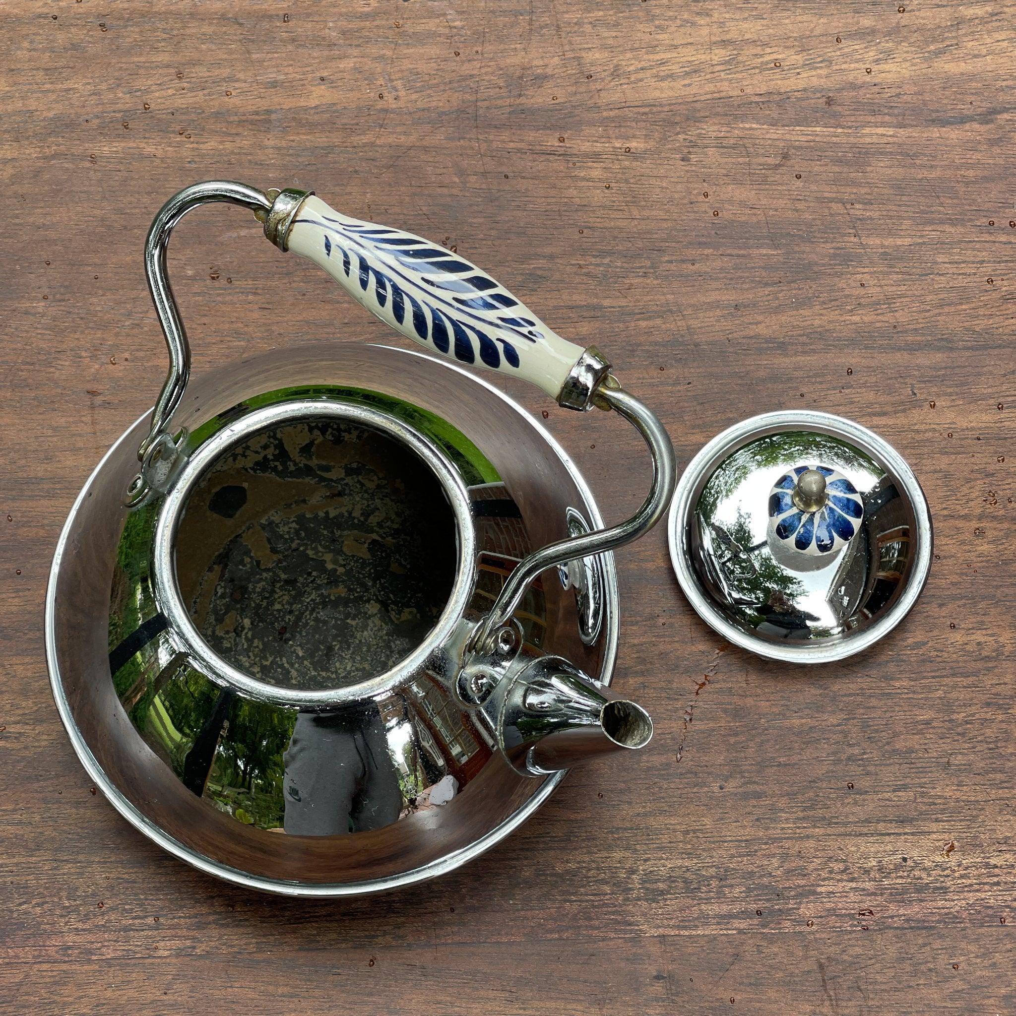 Theeketel met delfts blauw handvat - The Collectionist