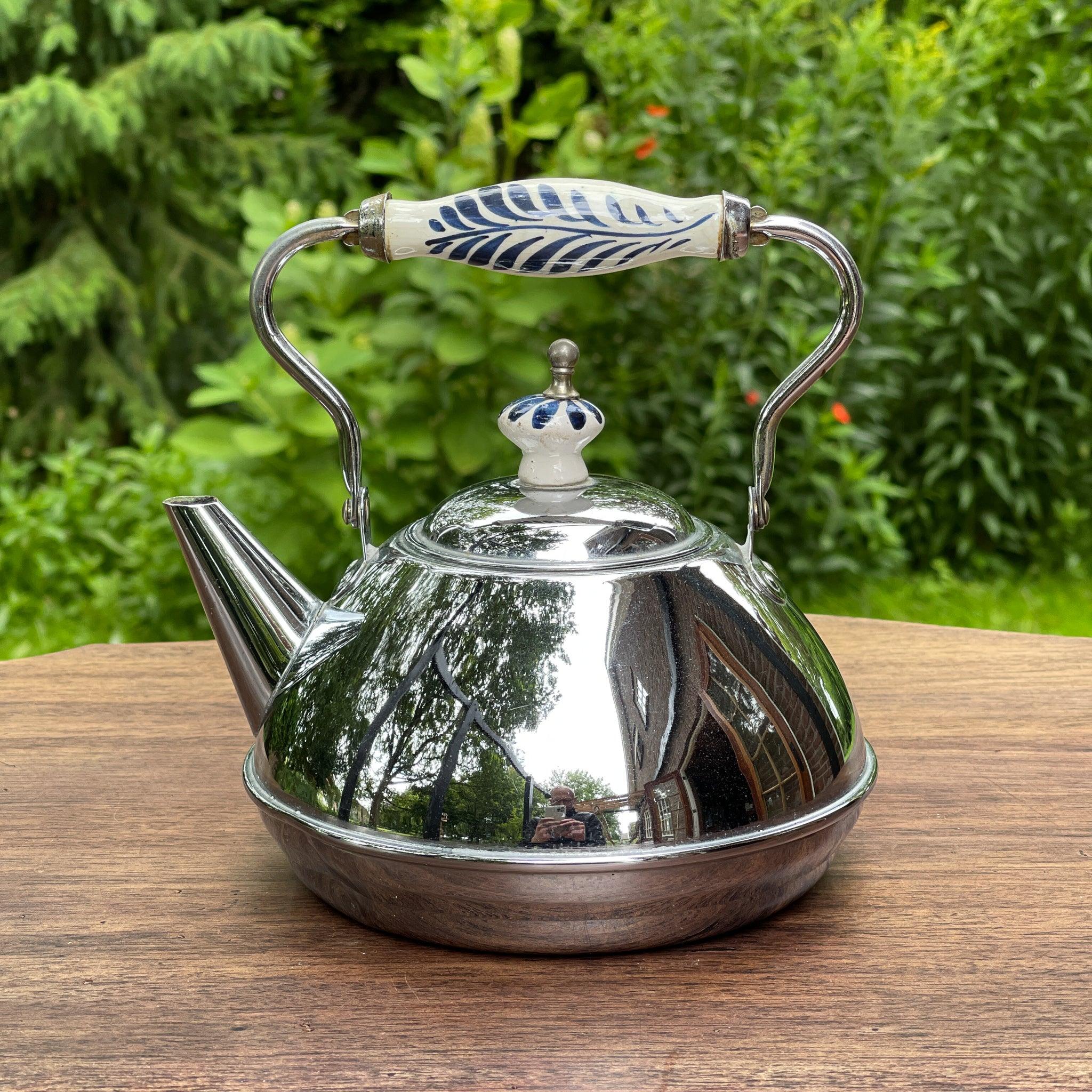 Theeketel met delfts blauw handvat - The Collectionist