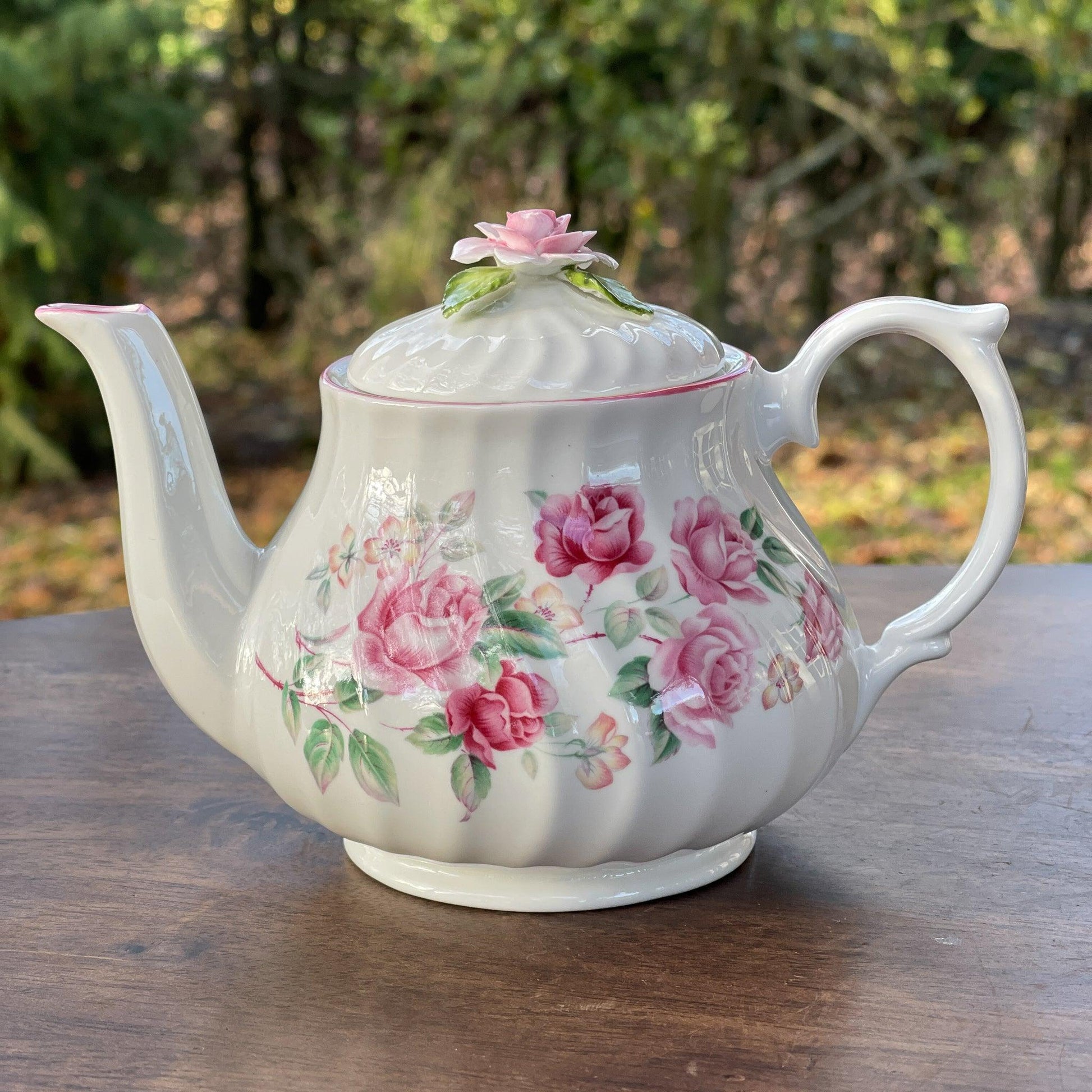 Theepot met rozen van Pia - Bamestra Curiosa