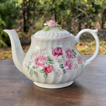 Theepot met rozen van Pia - Bamestra Curiosa