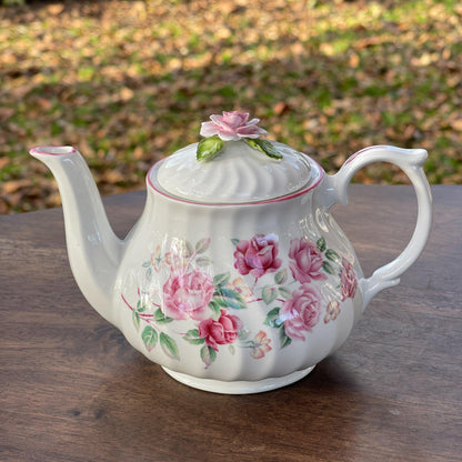 Theepot met rozen van Pia - Bamestra Curiosa