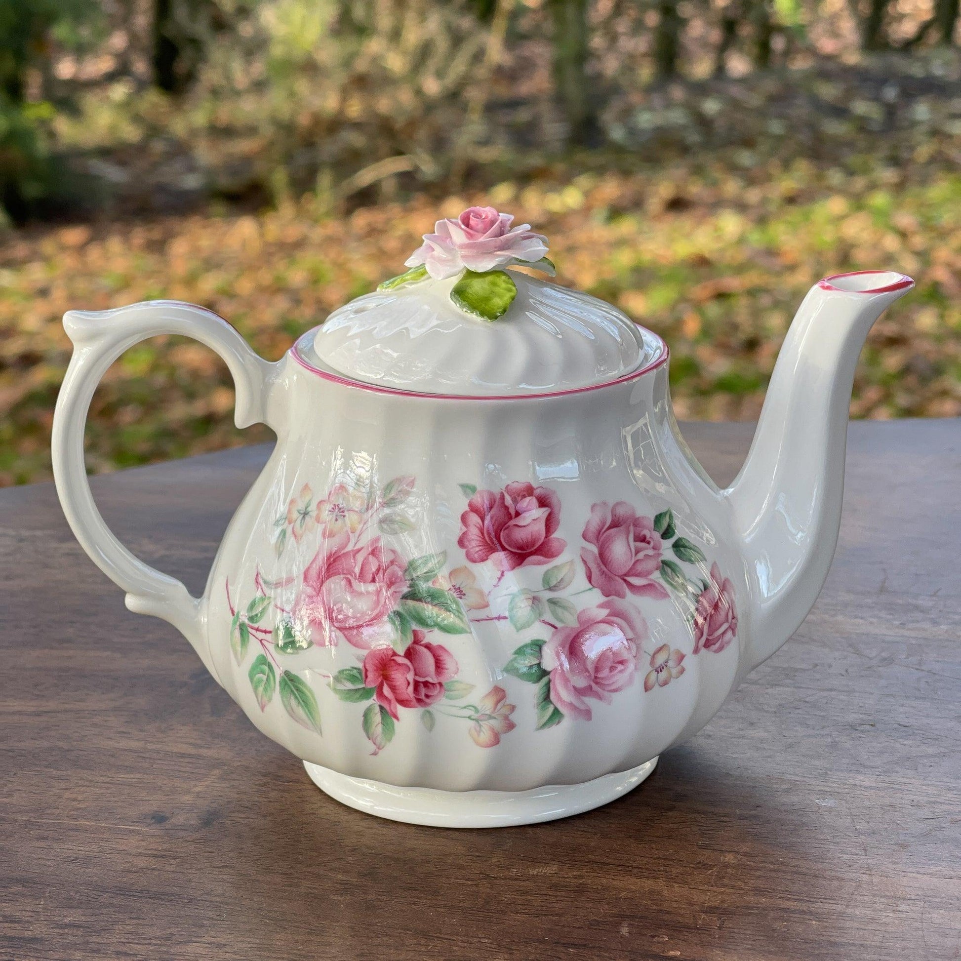 Theepot met rozen van Pia - Bamestra Curiosa