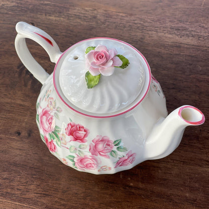 Theepot met rozen van Pia - Bamestra Curiosa