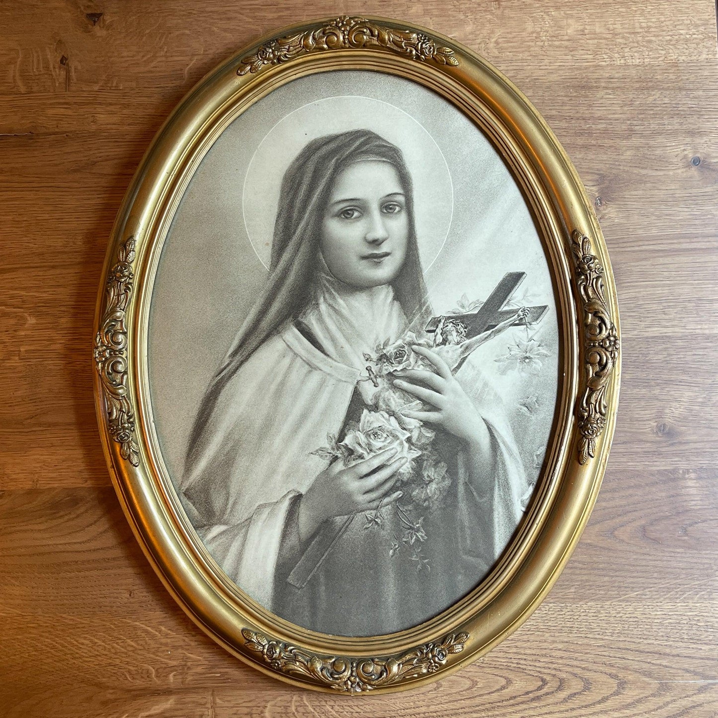 Theresia in gouden ovale lijst - Bamestra Curiosa