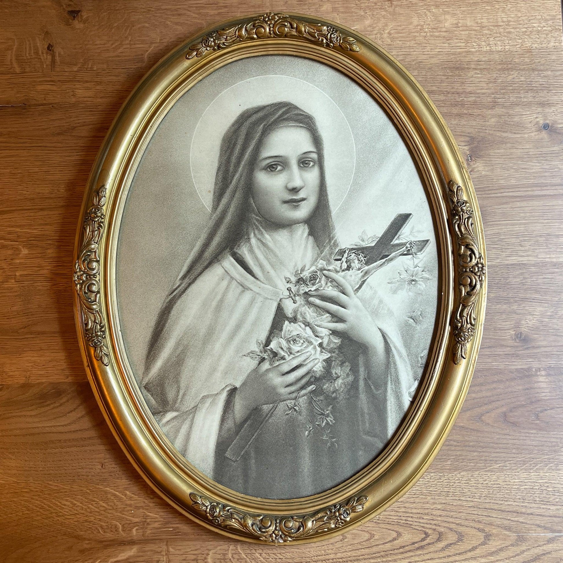 Theresia in gouden ovale lijst - Bamestra Curiosa