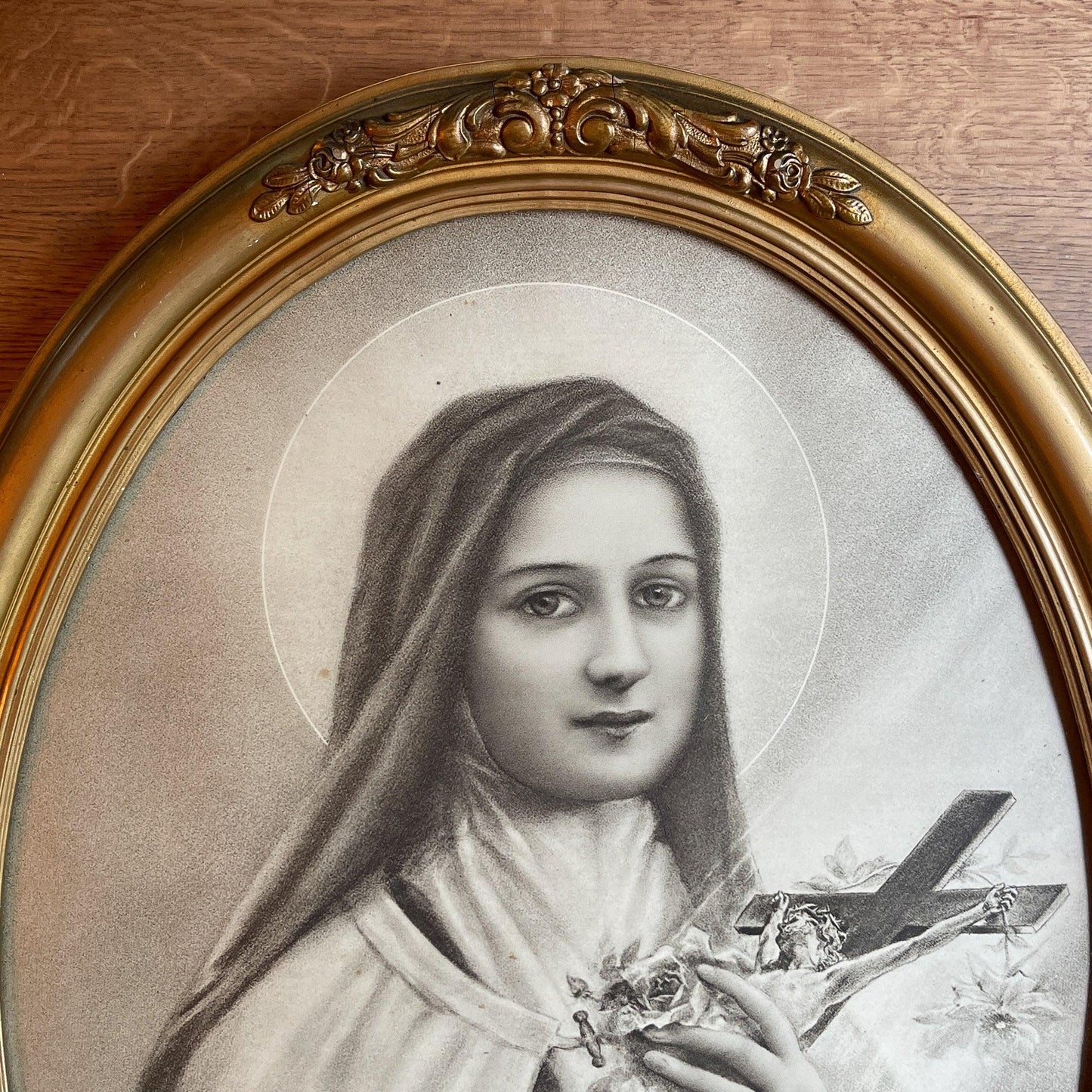 Theresia in gouden ovale lijst - Bamestra Curiosa