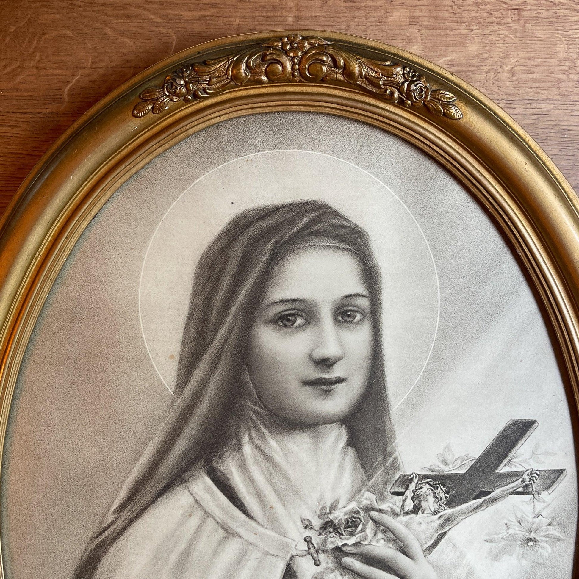 Theresia in gouden ovale lijst - Bamestra Curiosa