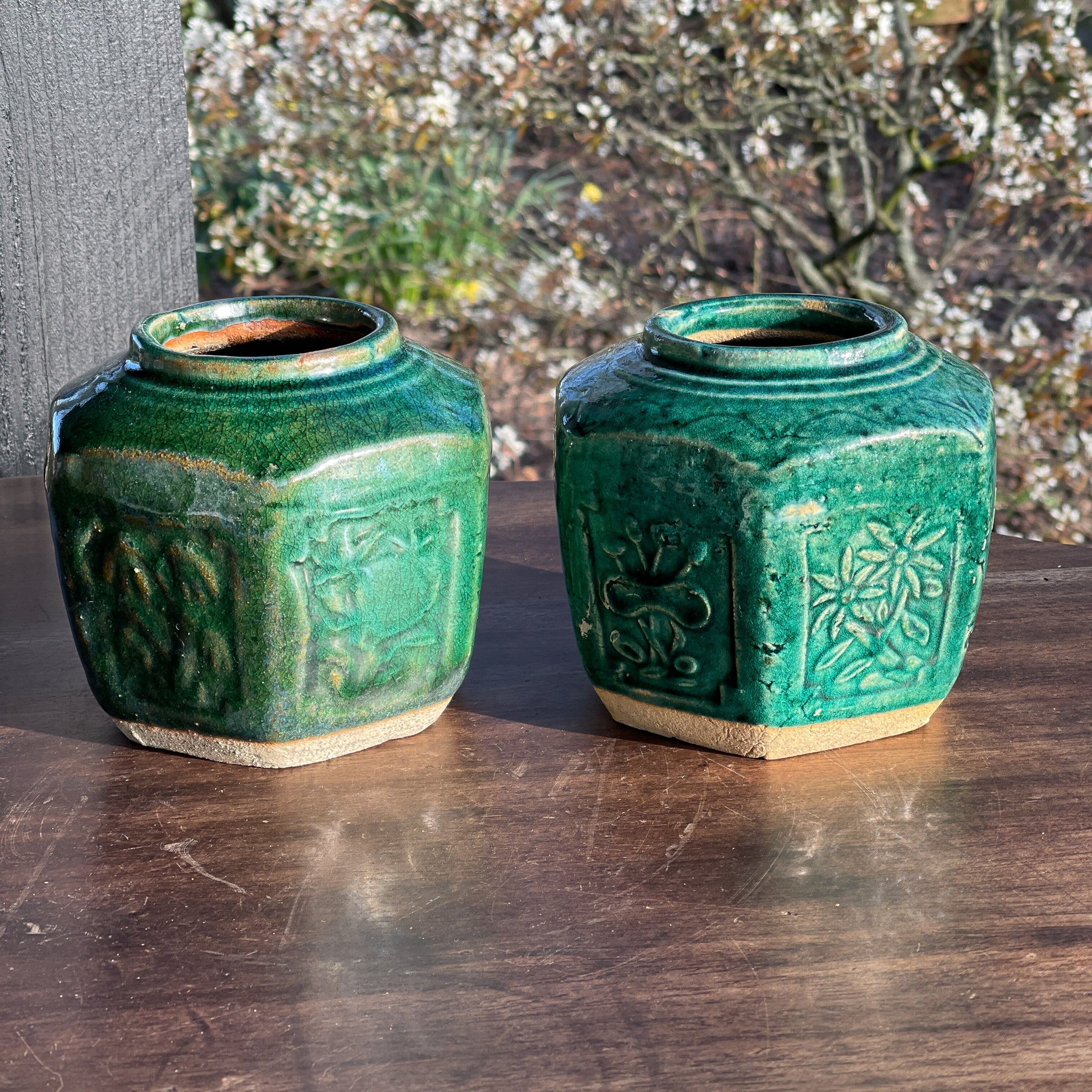 Twee Antieke Smaragdgroene Gemberpotten - The Collectionist