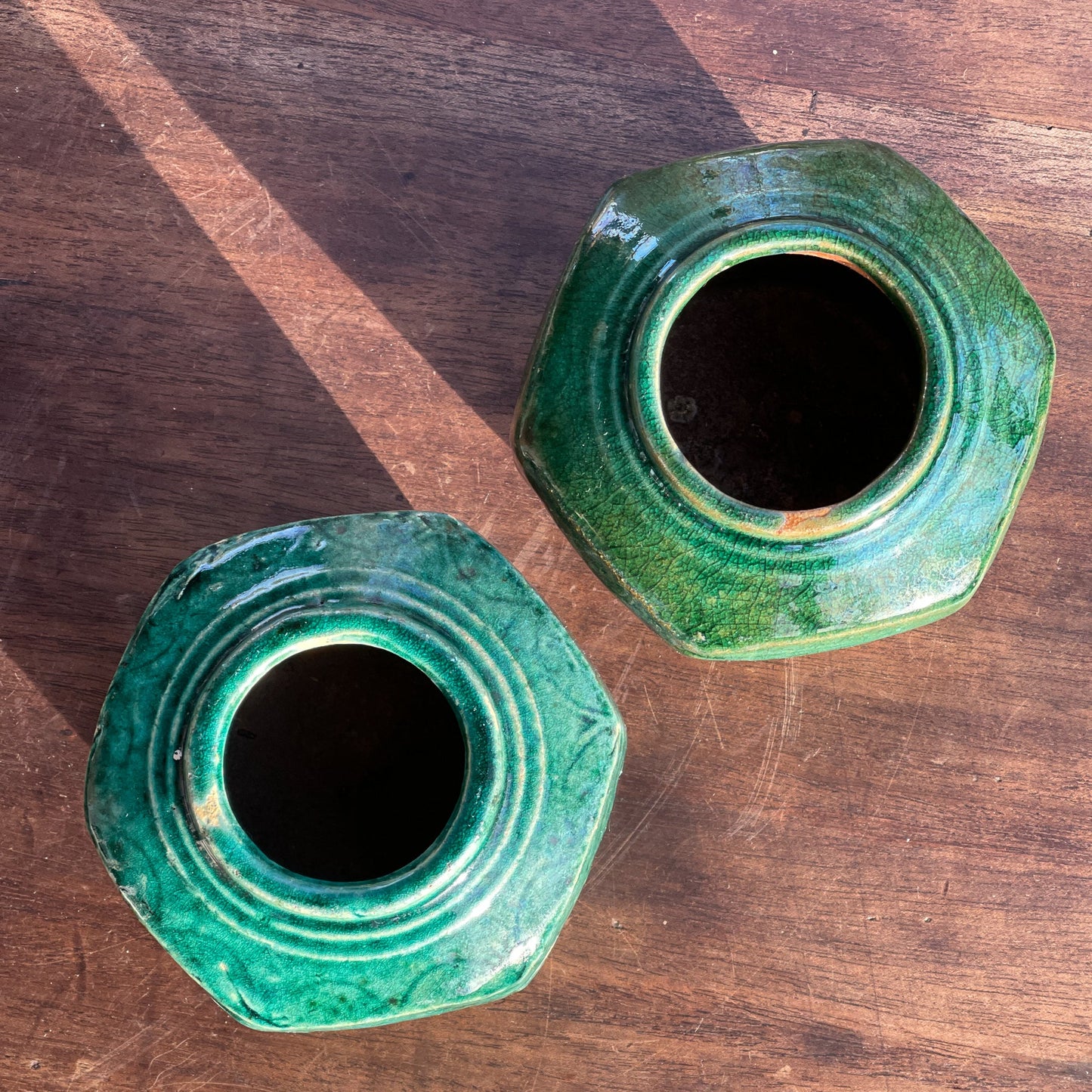 Twee Antieke Smaragdgroene Gemberpotten - The Collectionist