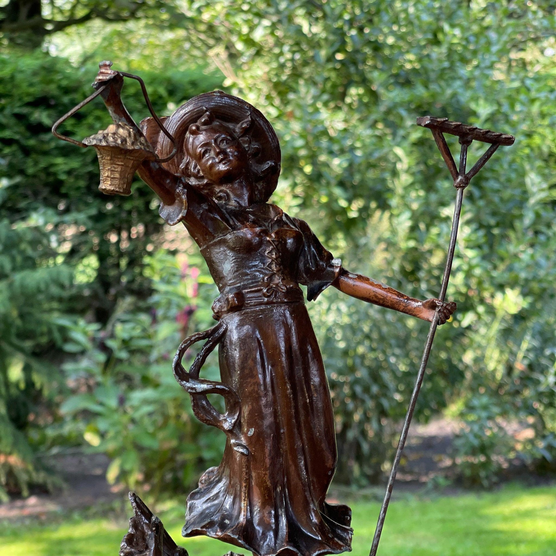 Twee beelden La Faucheuse & Le Pecheur - Bamestra Curiosa