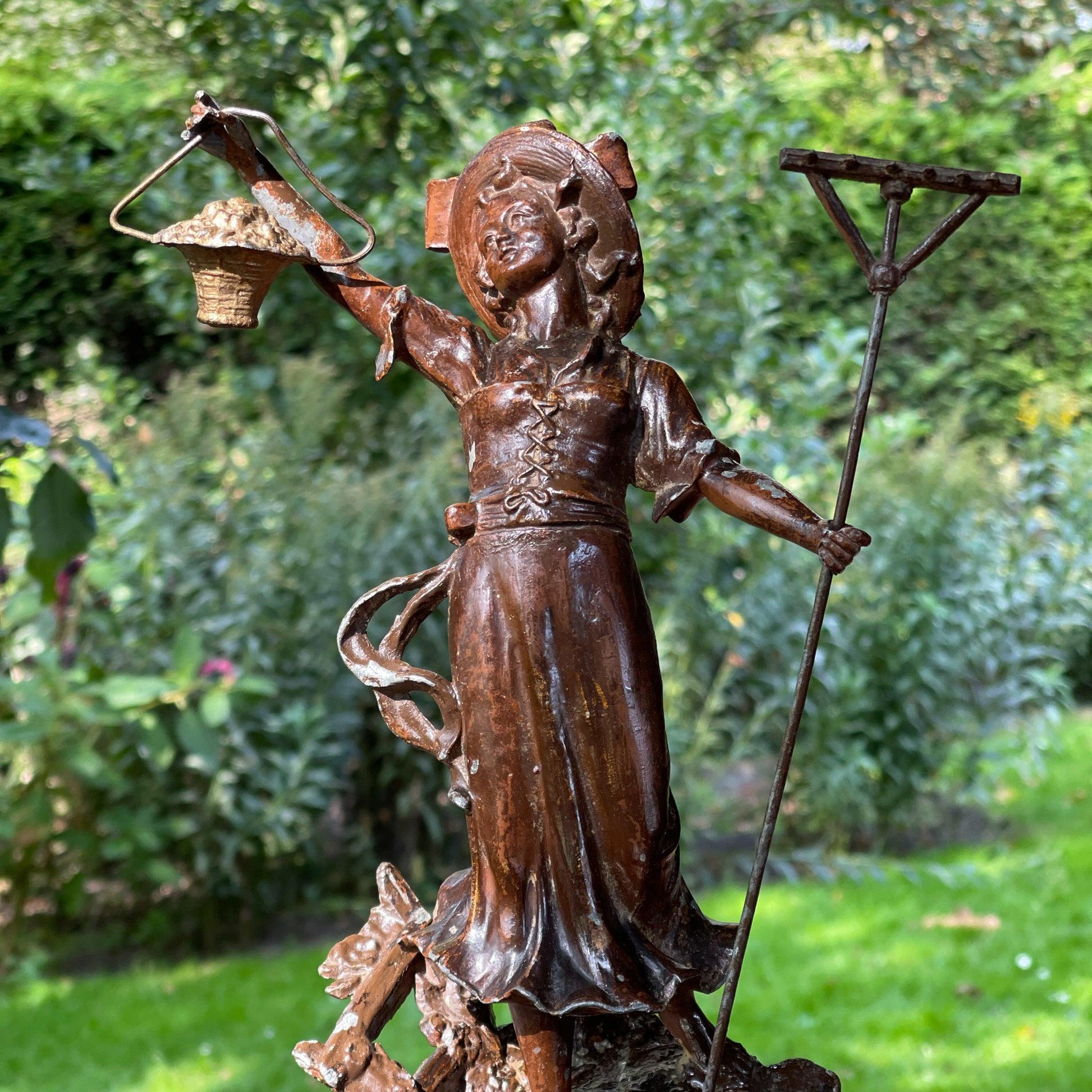 Twee beelden La Faucheuse & Le Pecheur - Bamestra Curiosa