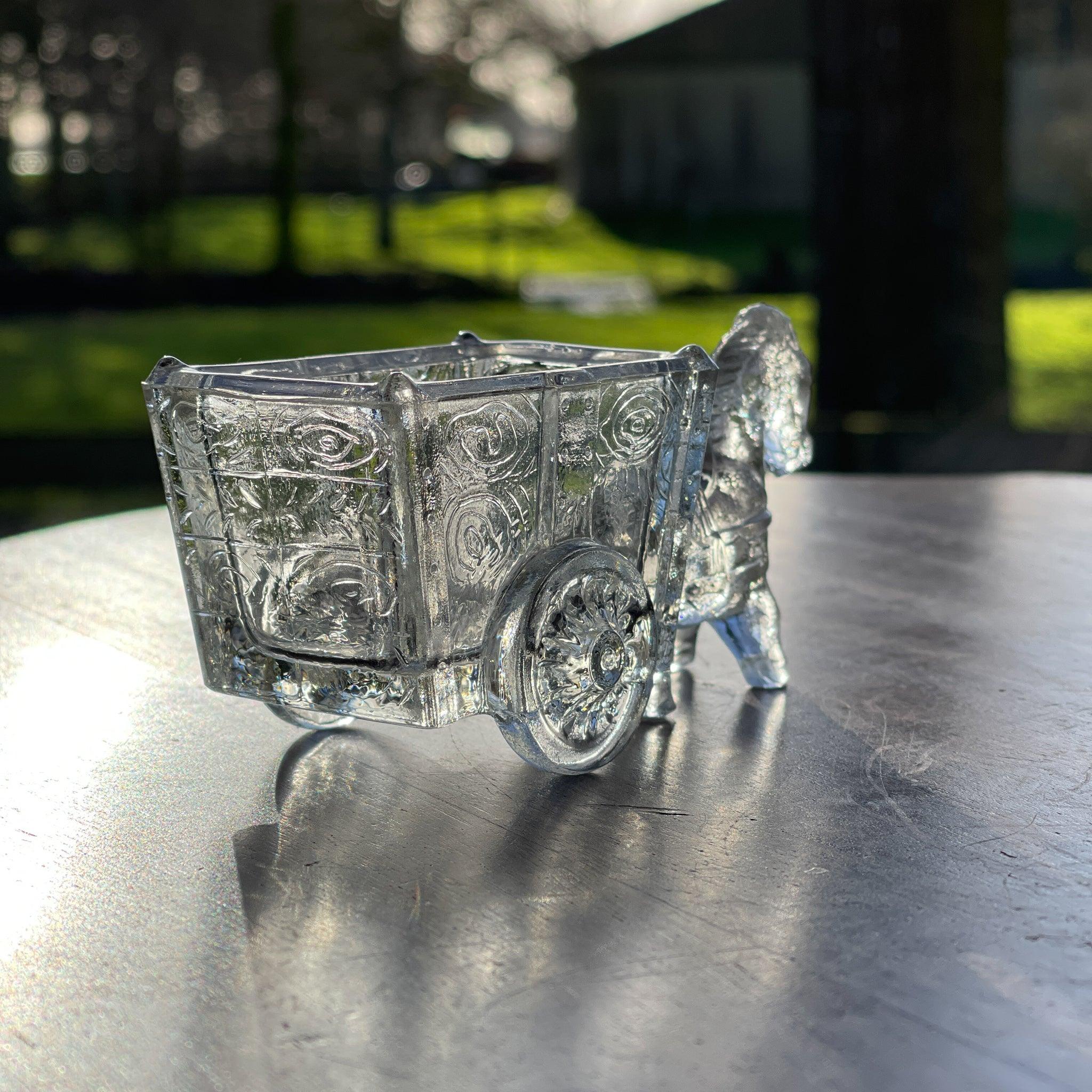 Twee glazen bakjes paard met wagen - The Collectionist