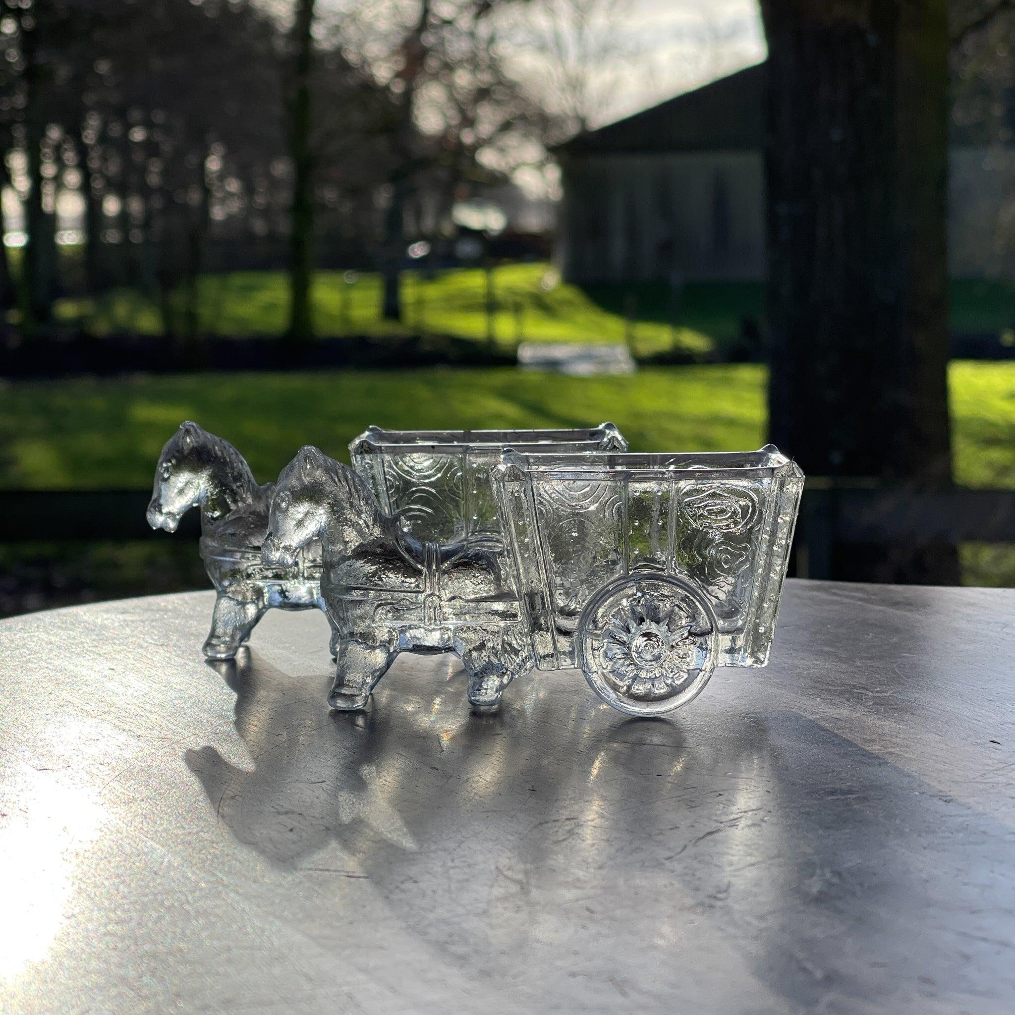 Twee glazen bakjes paard met wagen - The Collectionist