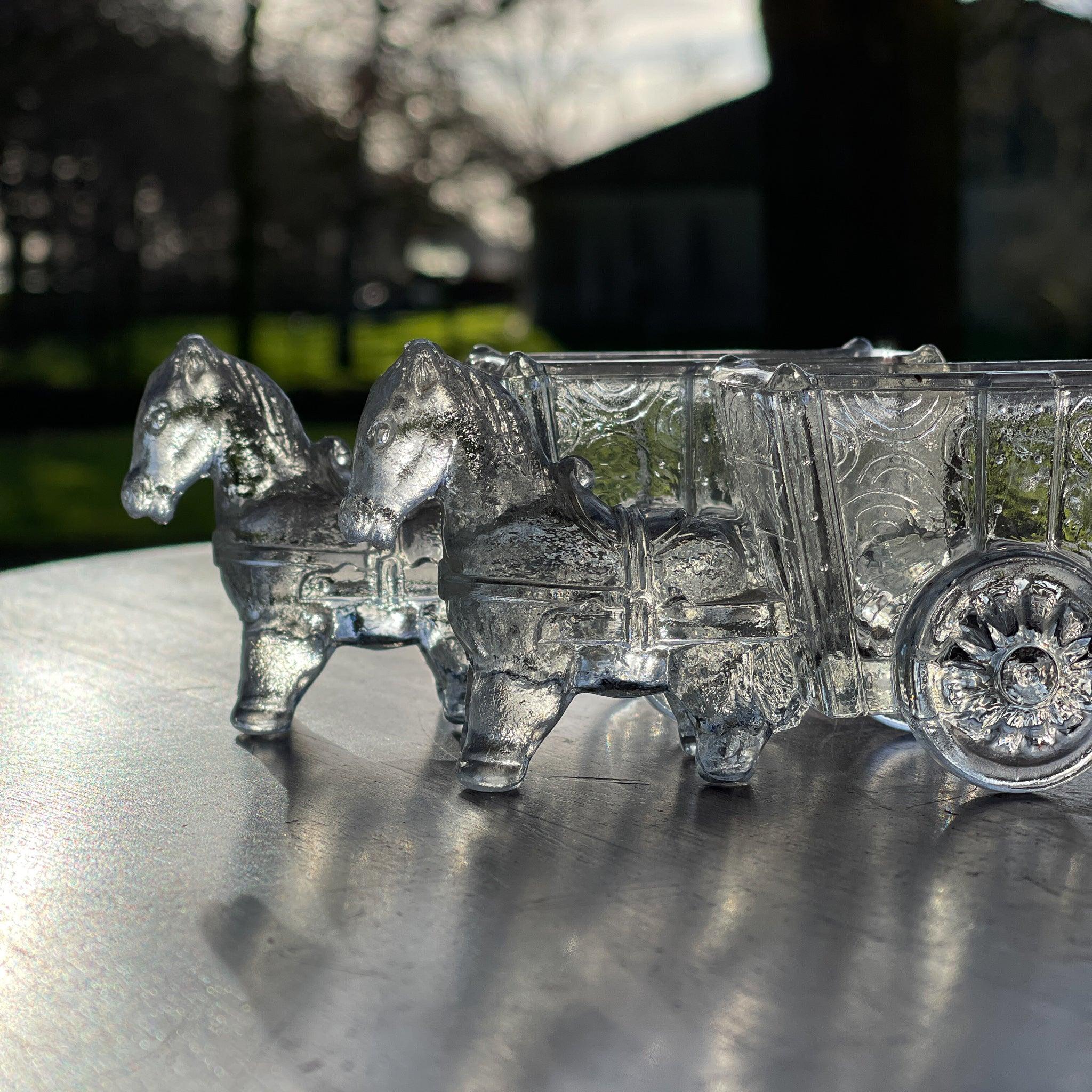 Twee glazen bakjes paard met wagen - The Collectionist