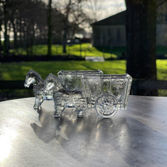Twee glazen bakjes paard met wagen - Bamestra Curiosa