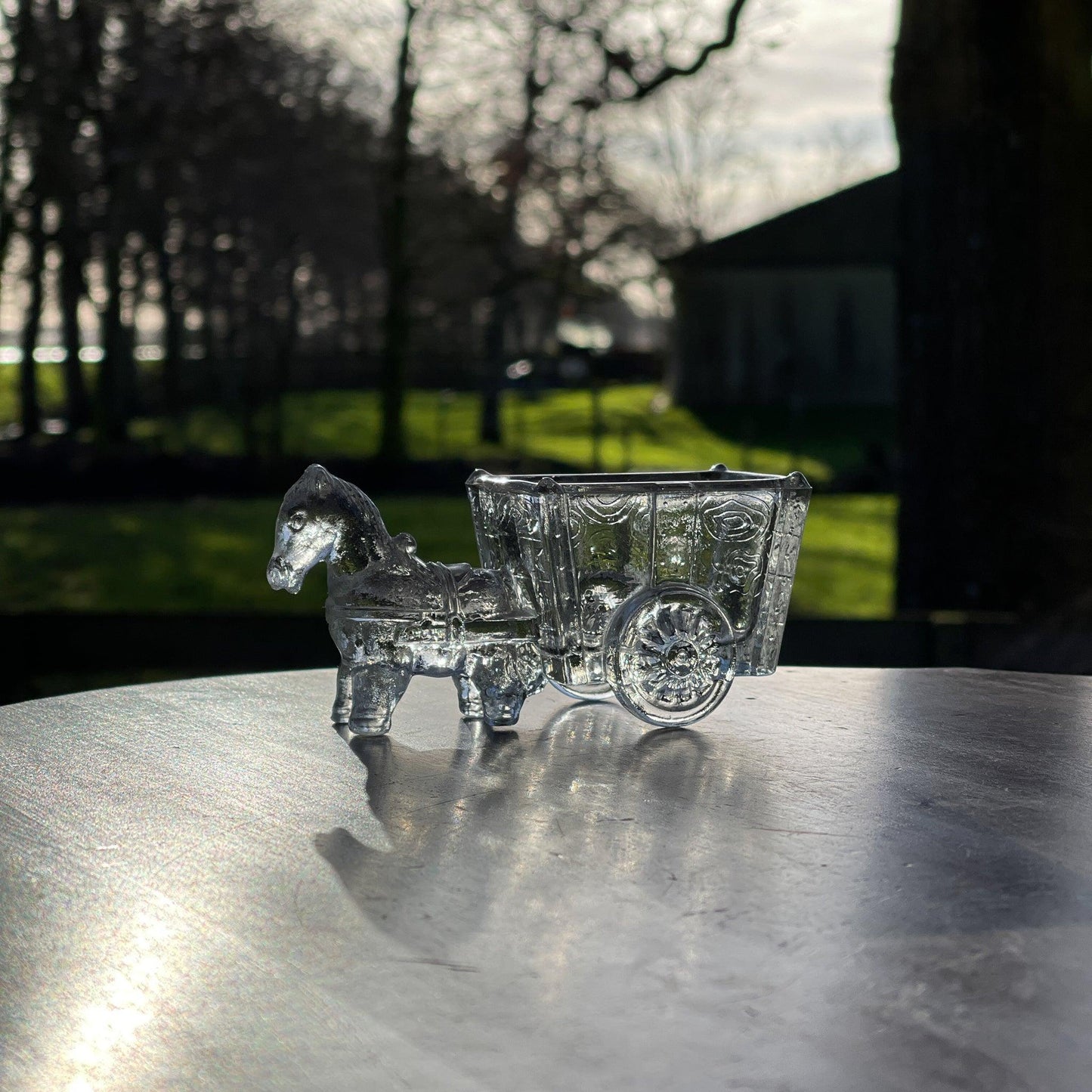 Twee glazen bakjes paard met wagen - Bamestra Curiosa
