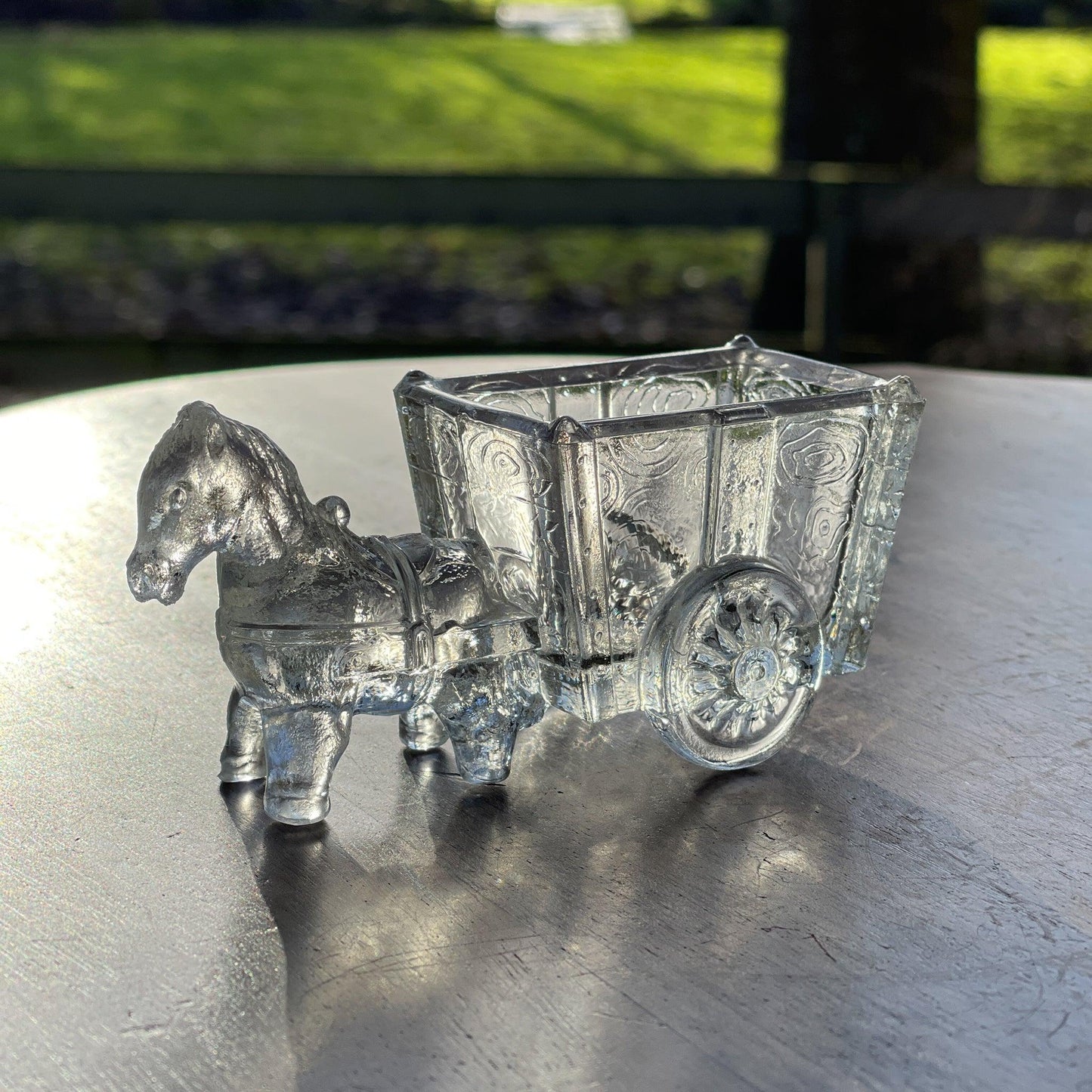 Twee glazen bakjes paard met wagen - Bamestra Curiosa