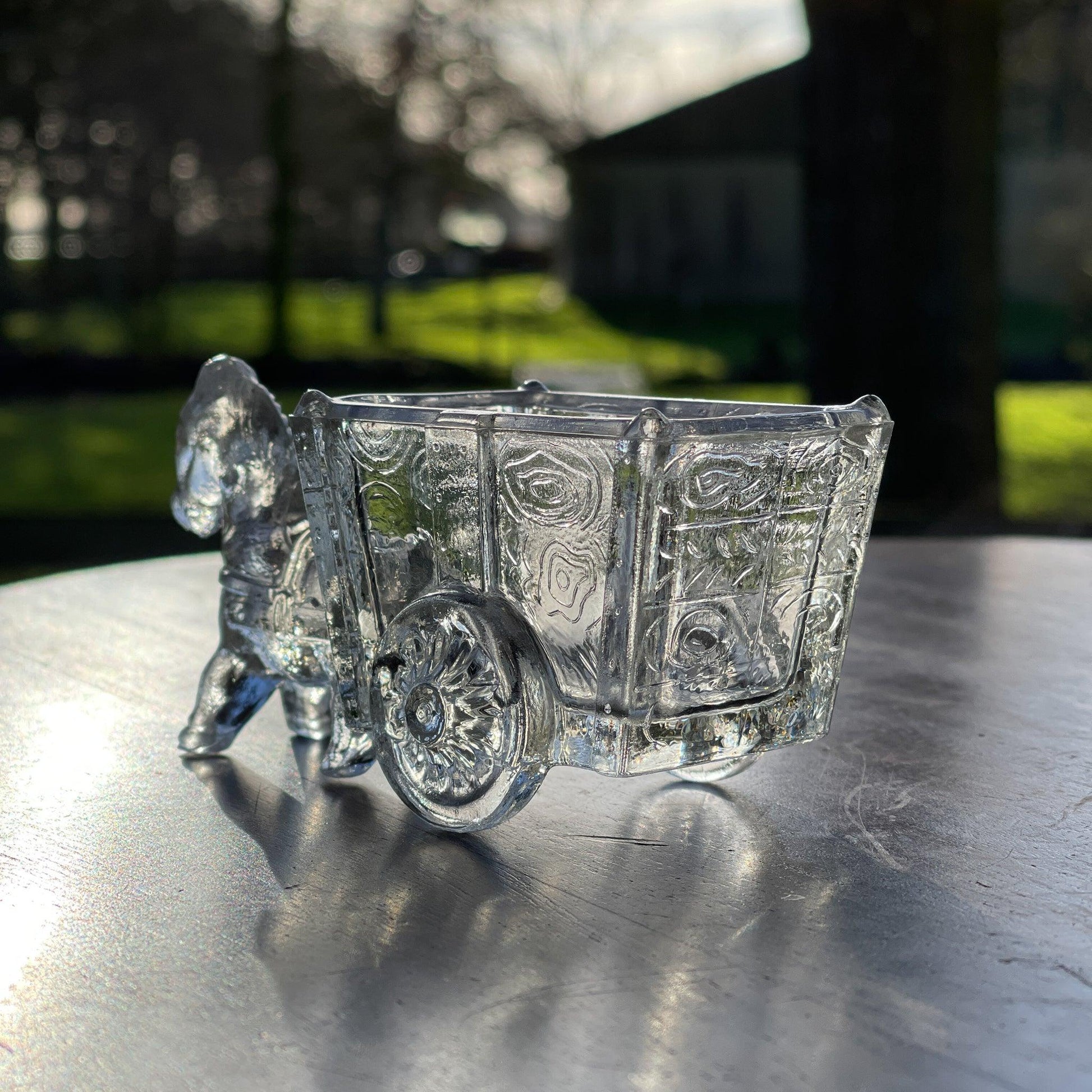 Twee glazen bakjes paard met wagen - Bamestra Curiosa