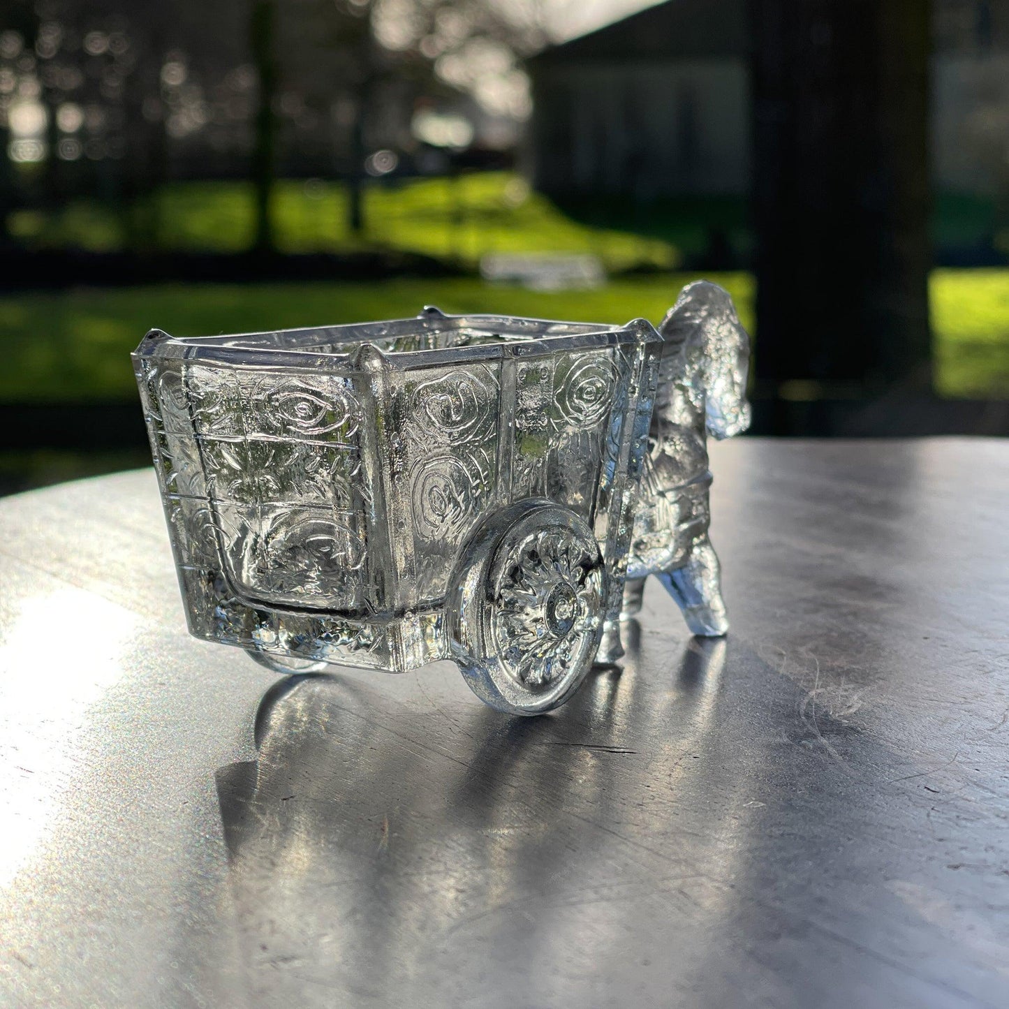 Twee glazen bakjes paard met wagen - Bamestra Curiosa