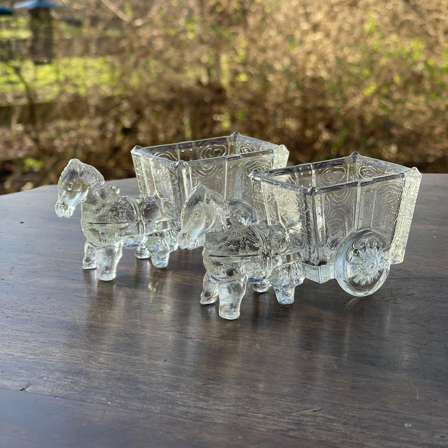 Twee glazen bakjes paard met wagen - Bamestra Curiosa