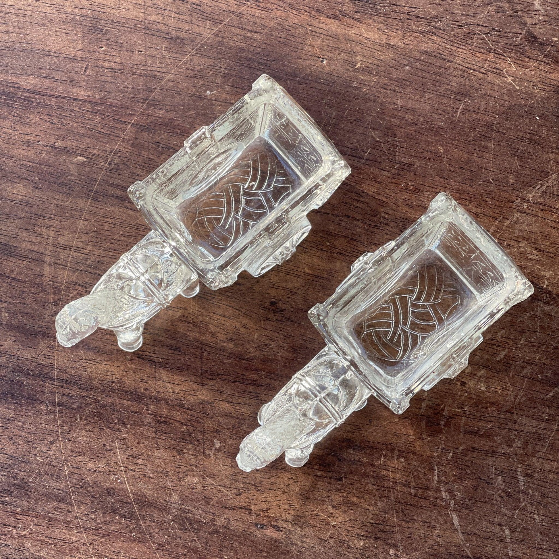 Twee glazen bakjes paard met wagen - Bamestra Curiosa