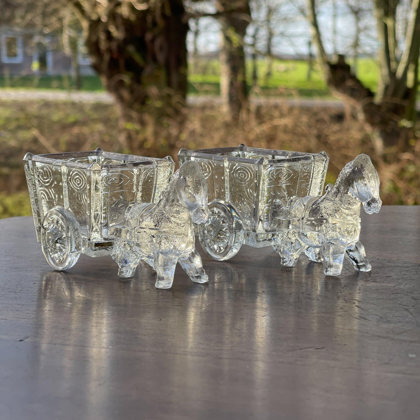 Twee glazen bakjes paard met wagen - Bamestra Curiosa