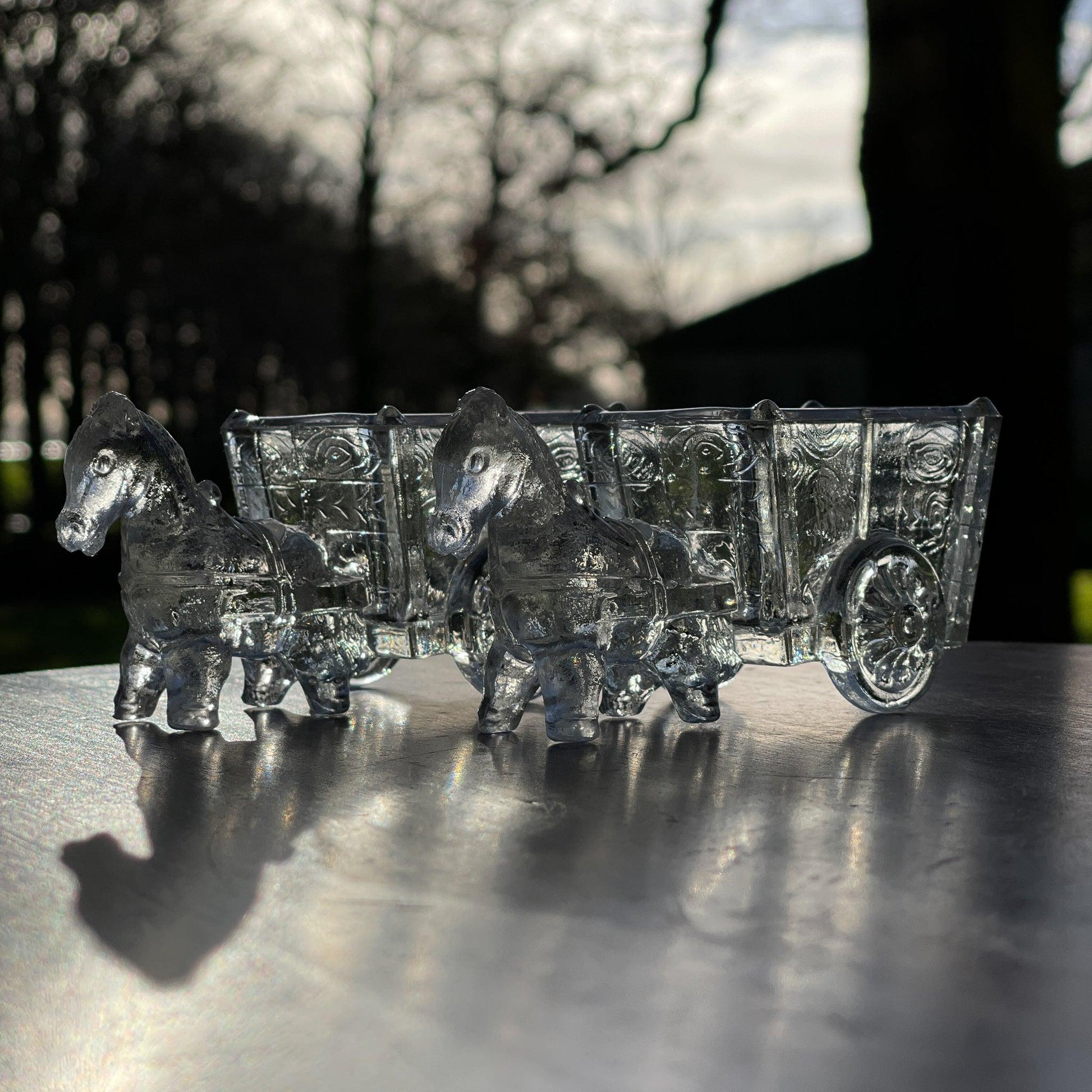 Twee glazen bakjes paard met wagen - Bamestra Curiosa