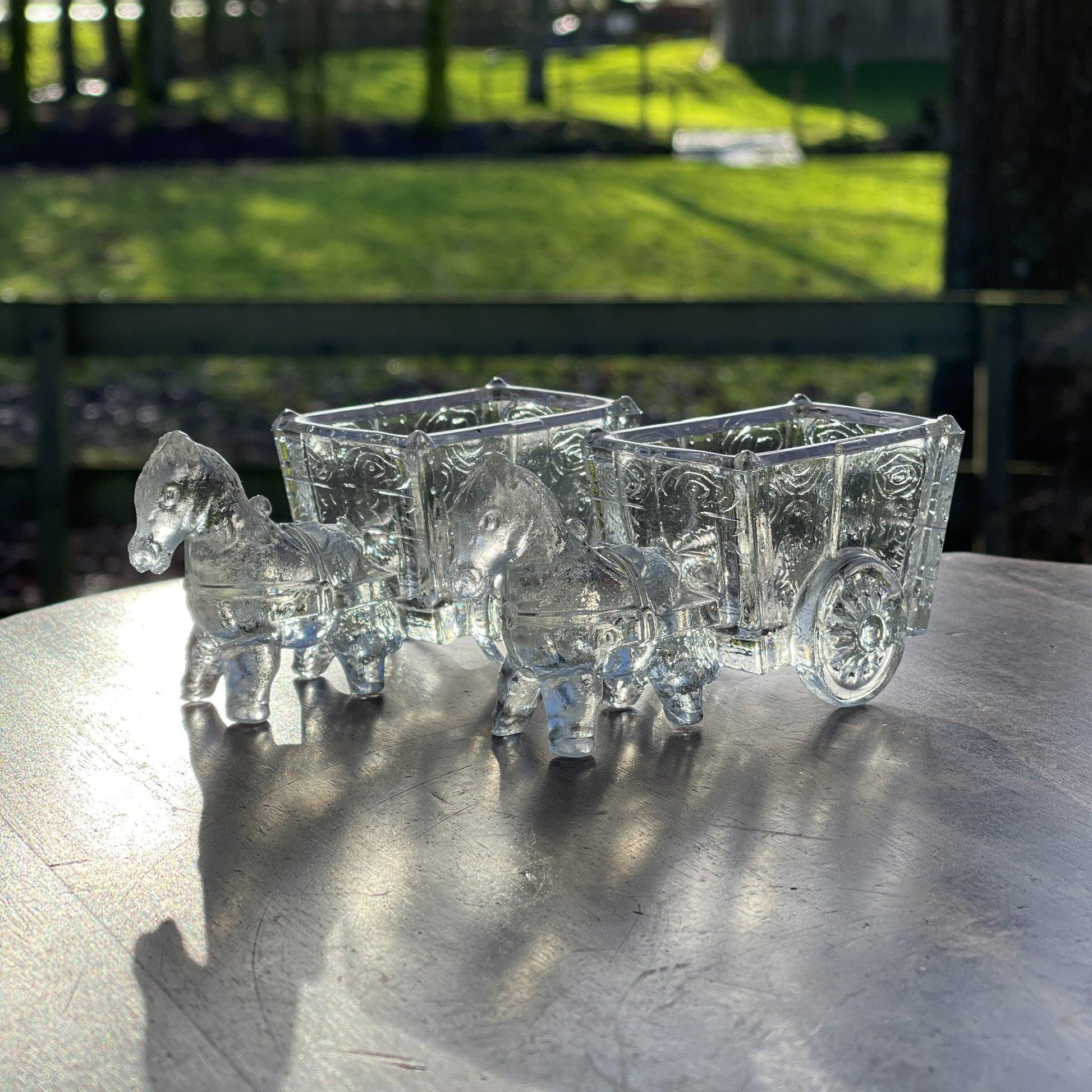 Twee glazen bakjes paard met wagen - Bamestra Curiosa