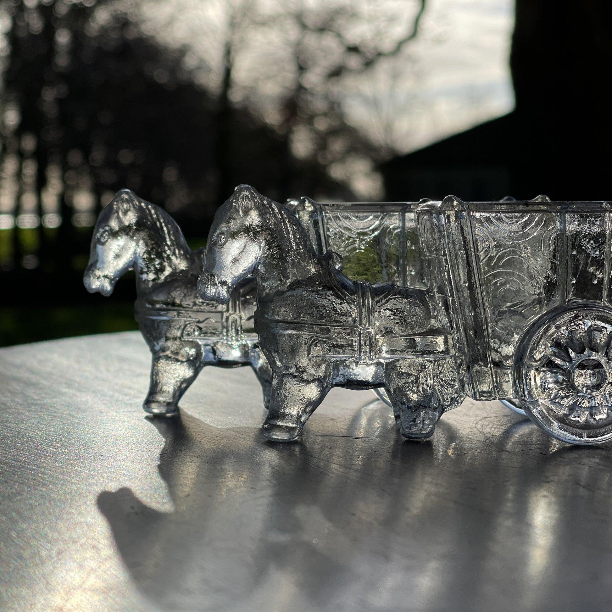 Twee glazen bakjes paard met wagen - Bamestra Curiosa