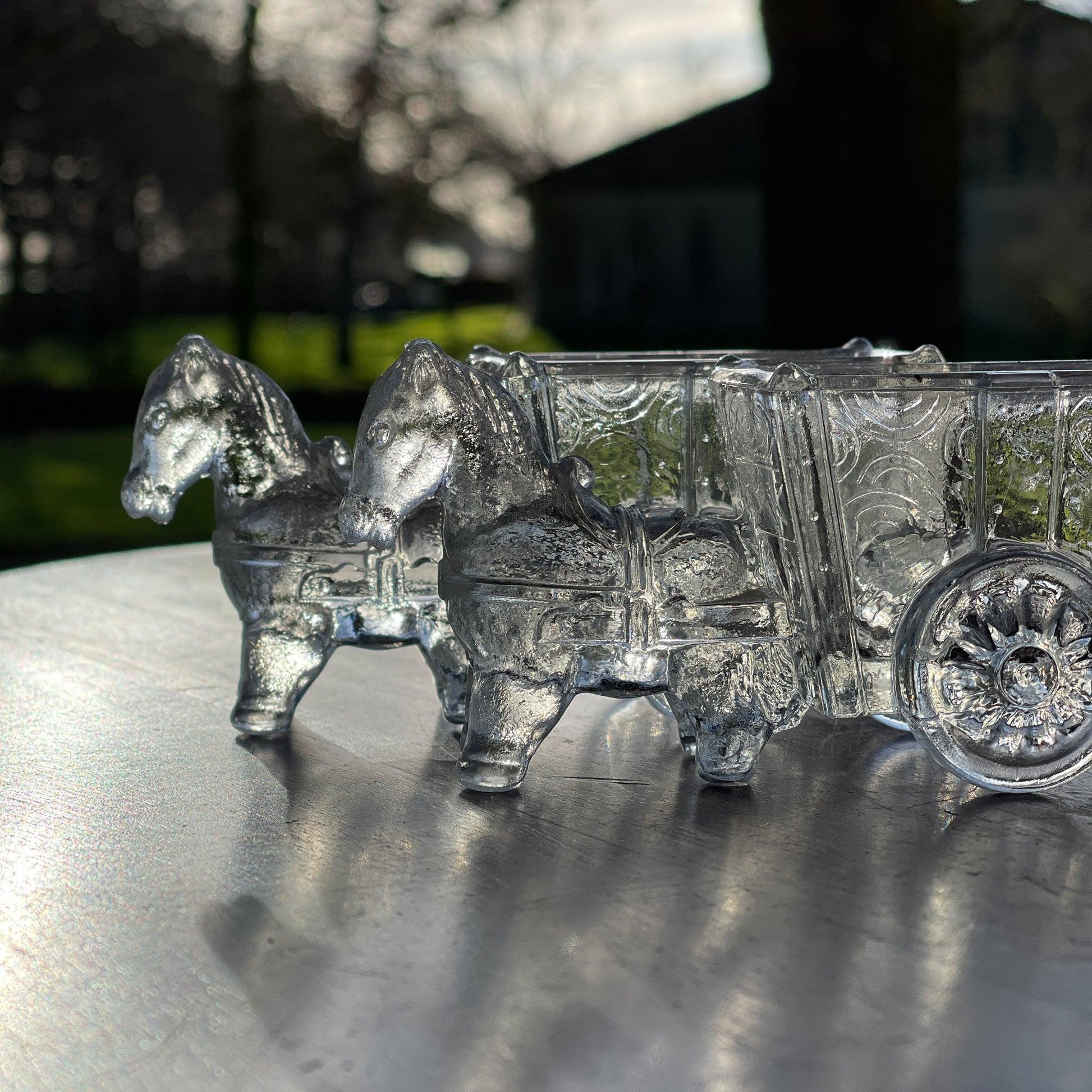 Twee glazen bakjes paard met wagen - Bamestra Curiosa