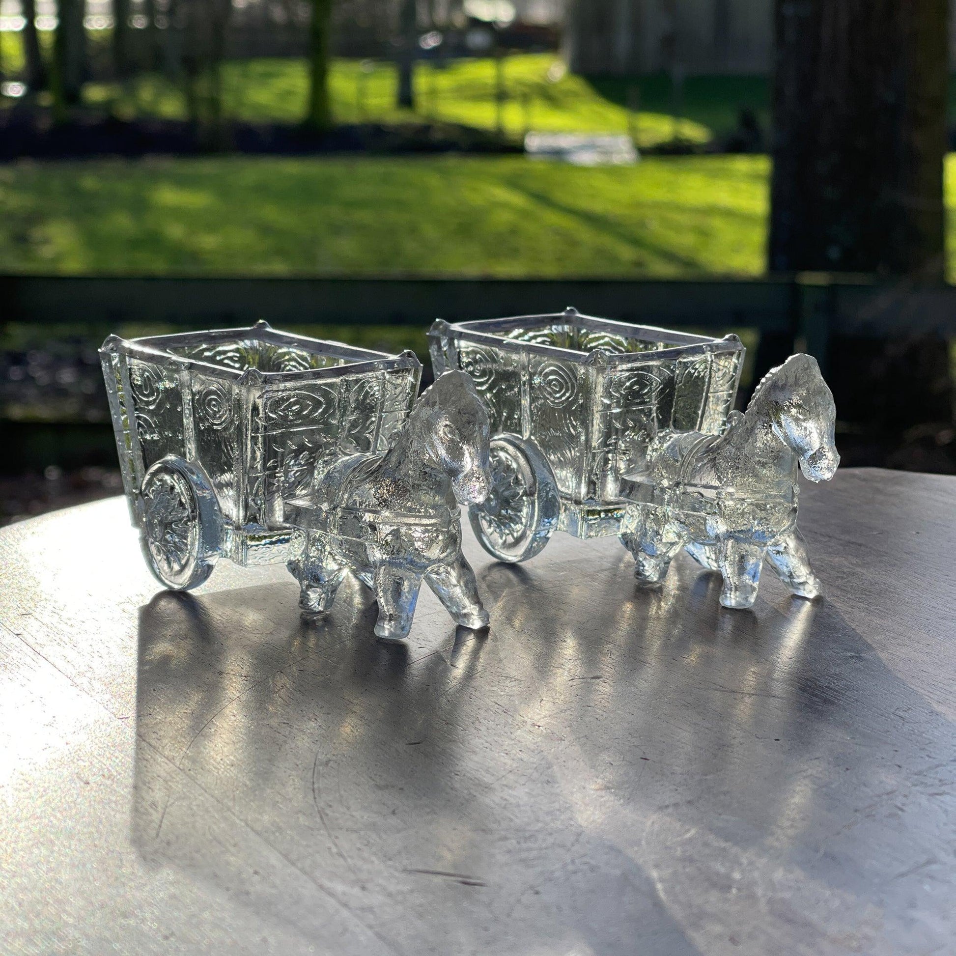 Twee glazen bakjes paard met wagen - Bamestra Curiosa