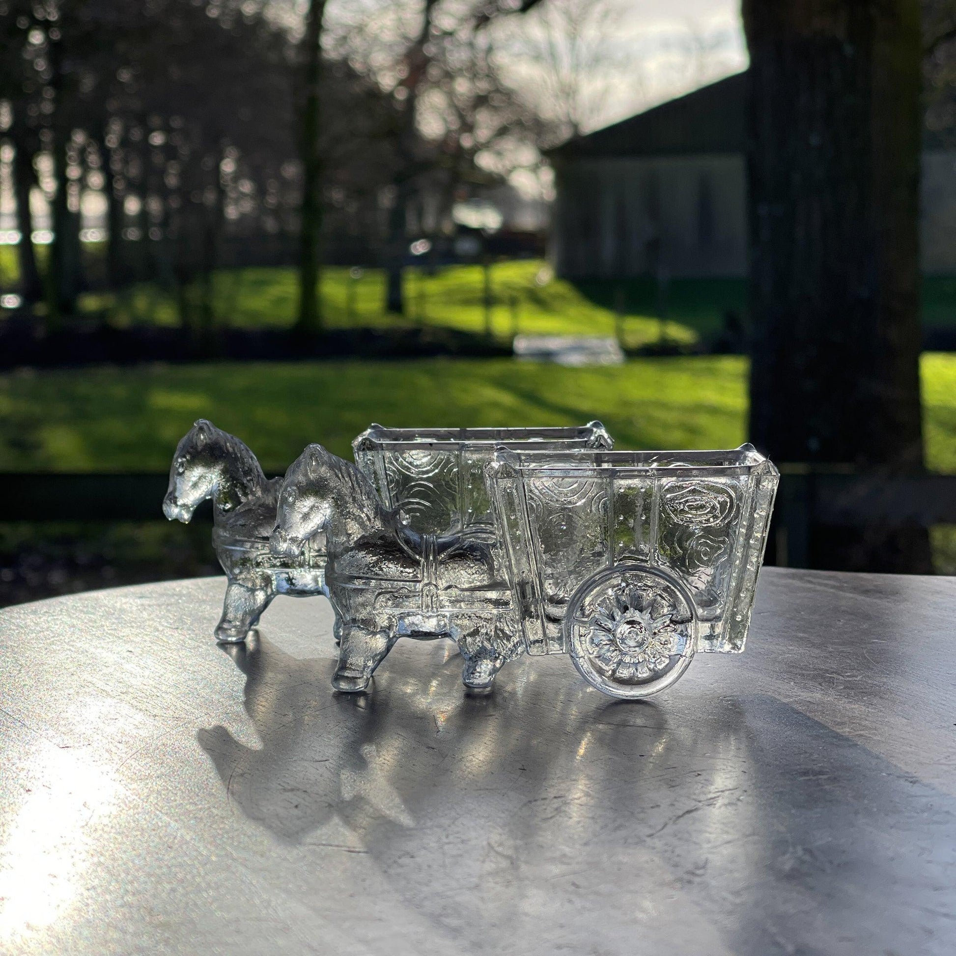Twee glazen bakjes paard met wagen - Bamestra Curiosa