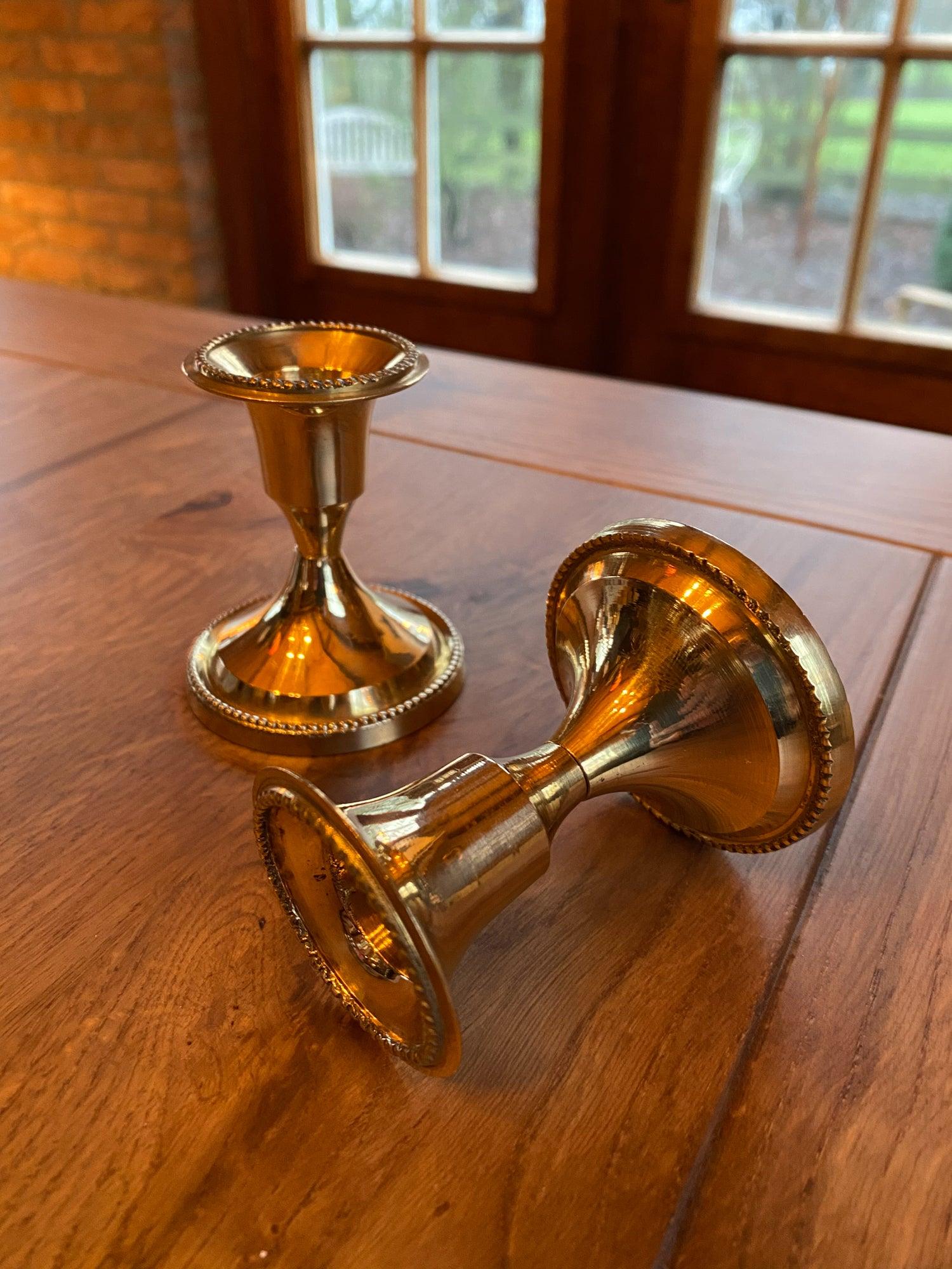 Twee kandelaars van koper - The Collectionist